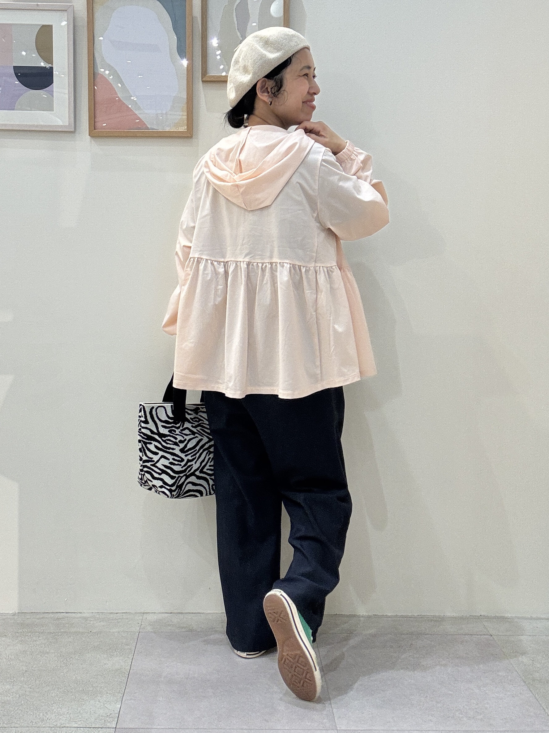 たけぴさんの「SHOO･LA･RUE｜【ひんやり/S-LL/体型カバー】ペプラムフリルとゴールドパーツが女性らしい UVパーカ」を使ったコーディネート