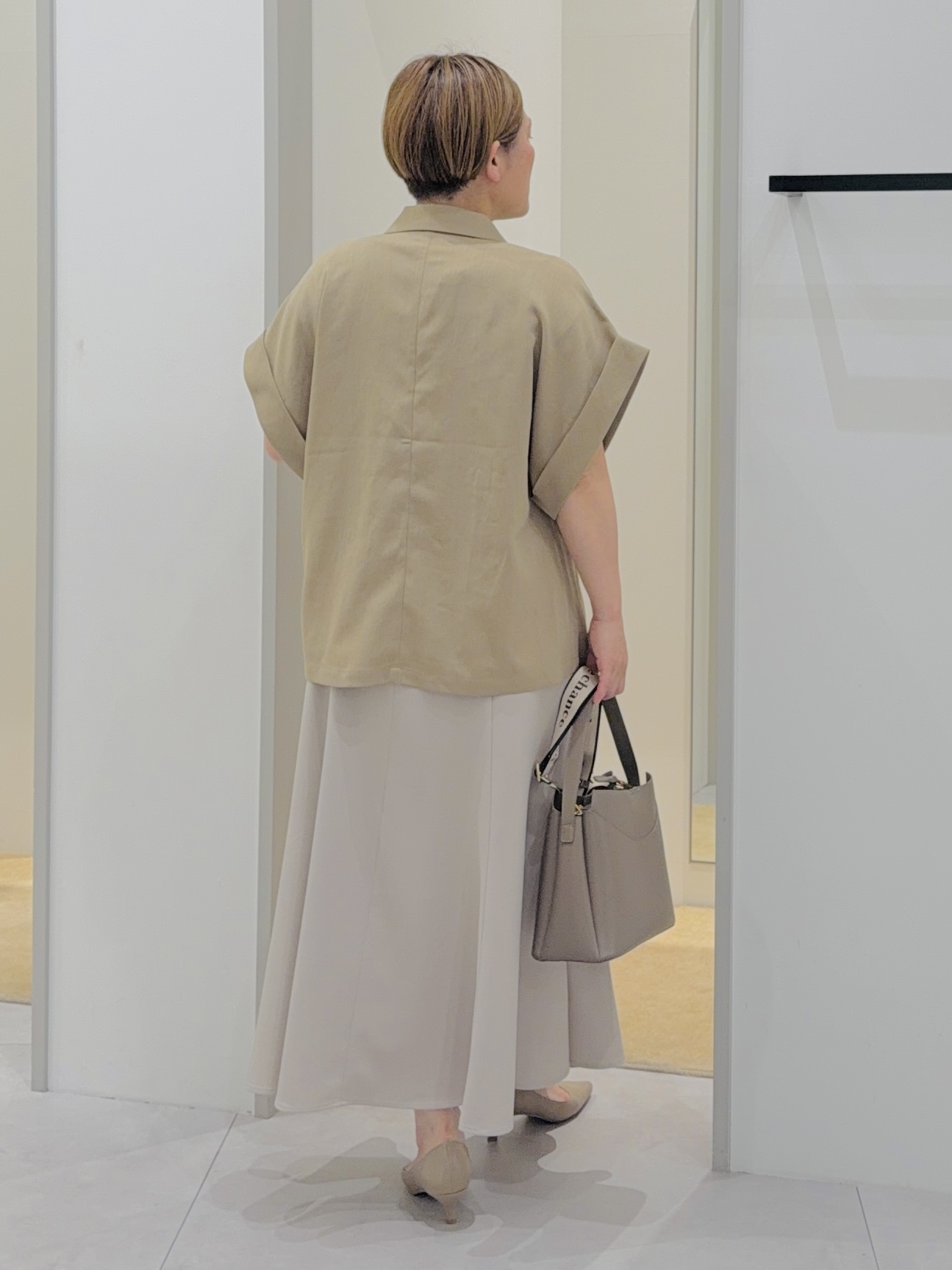 タナさんの「THE SHOP TK｜【夏の通勤スタイルに】涼やかな着心地 麻調ダブルブレストジャケット」を使ったコーディネート