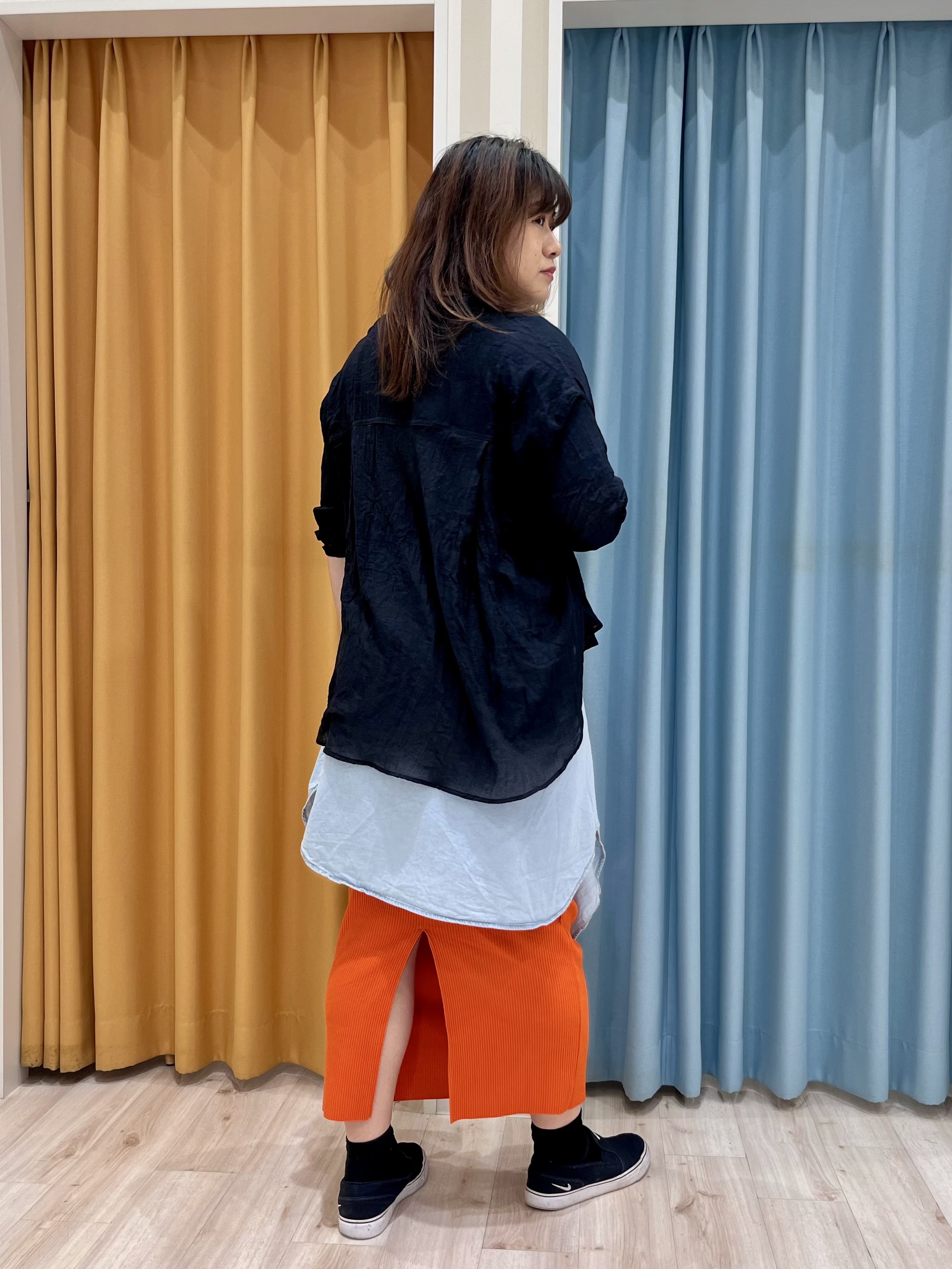 TUMU-TUMUさんの「SHOO･LA･RUE｜【体型カバー】ふんわり質感 やわらかこなれシアーシャツ」を使ったコーディネート