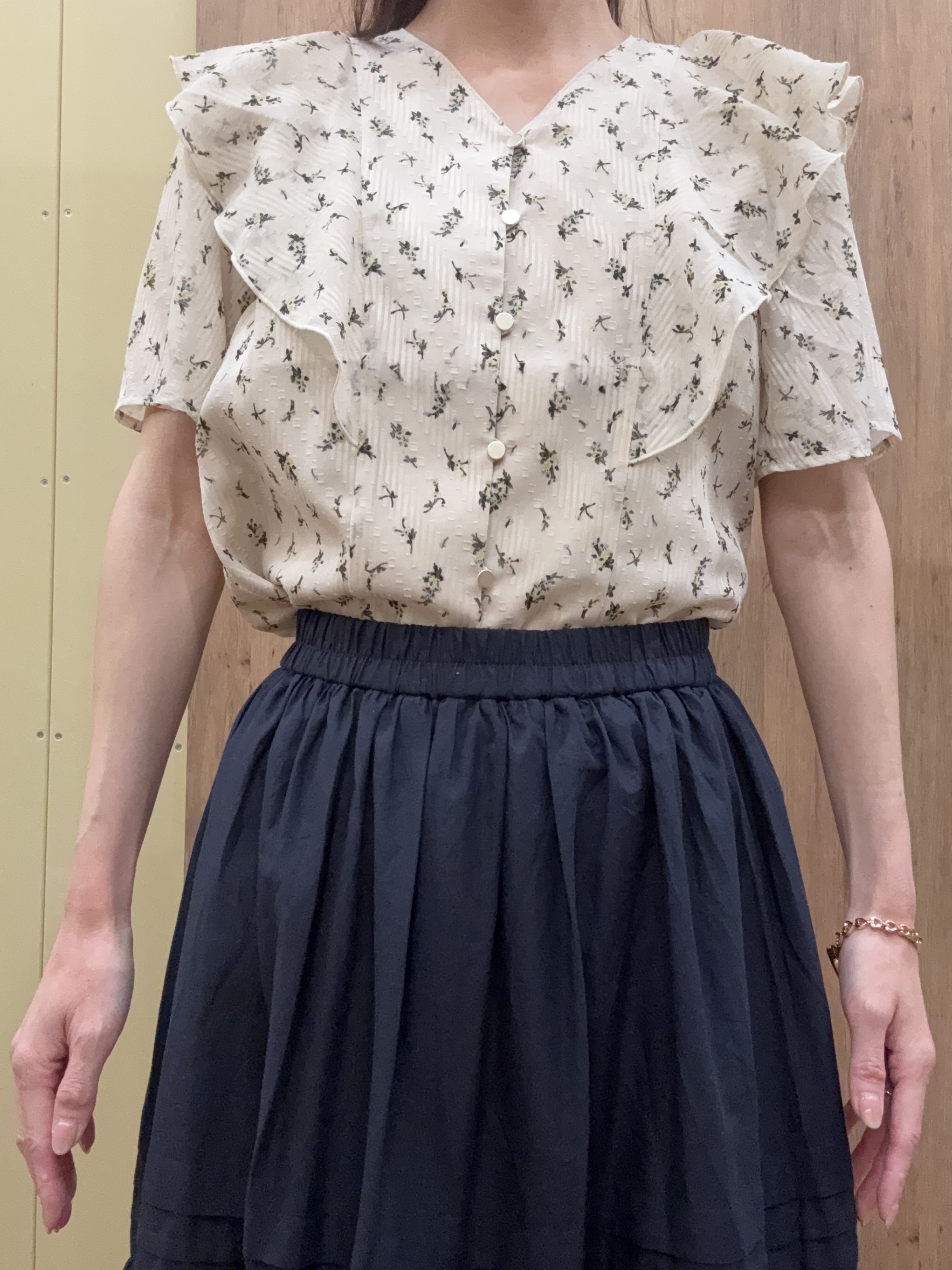 Ayakoさんの「grove｜【二の腕カバー・お仕事◎】フラワープリントブラウス」を使ったコーディネート