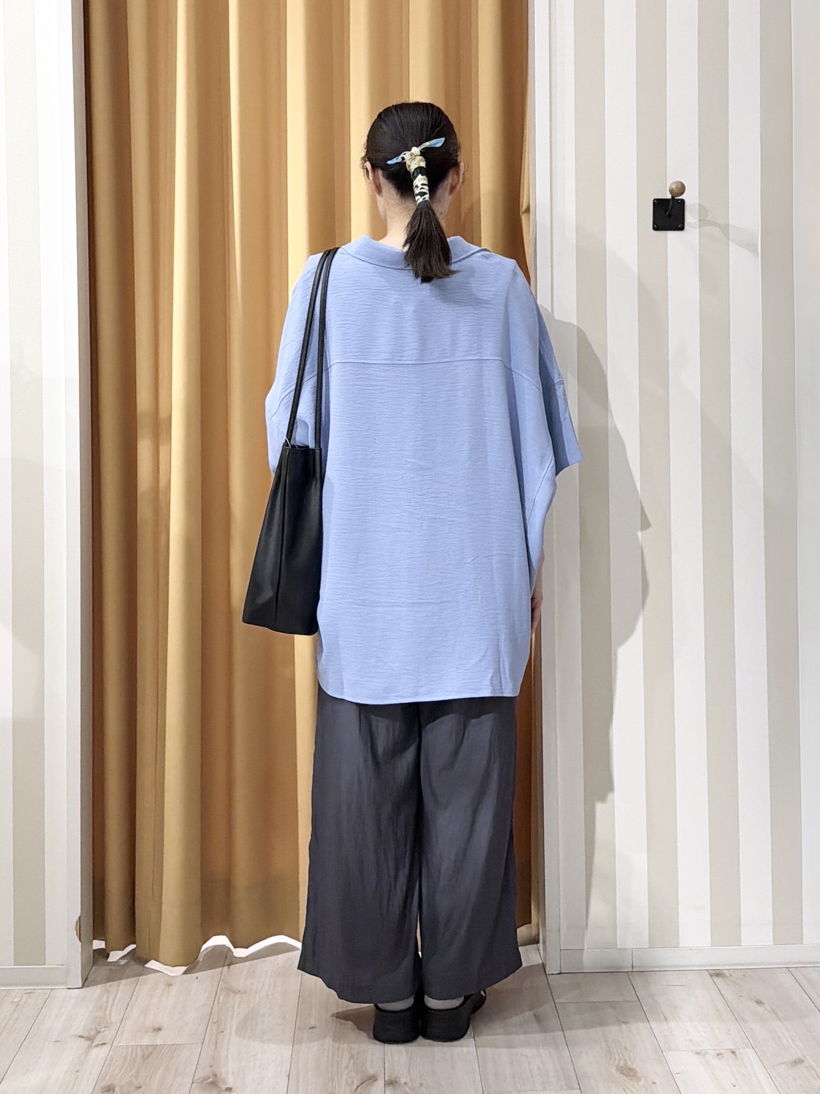 あんづさんの「SHOO･LA･RUE｜【高レビュー/洗濯後しわになりにくい/体型カバー】きちんとゆるっと 大人の抜け感 ポンチョ風カラーシ」を使ったコーディネート
