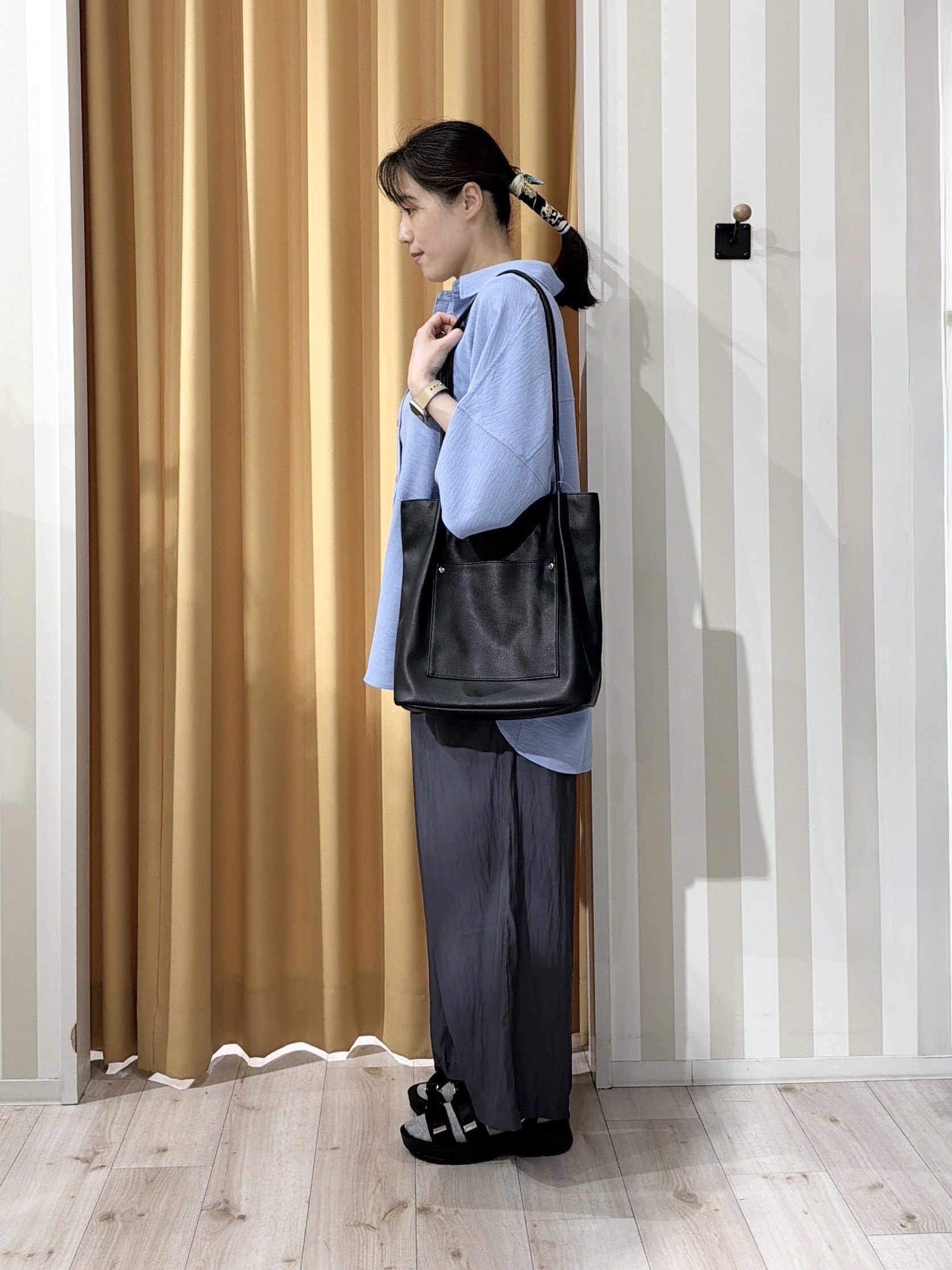あんづさんの「SHOO･LA･RUE｜【高レビュー/洗濯後しわになりにくい/体型カバー】きちんとゆるっと 大人の抜け感 ポンチョ風カラーシ」を使ったコーディネート