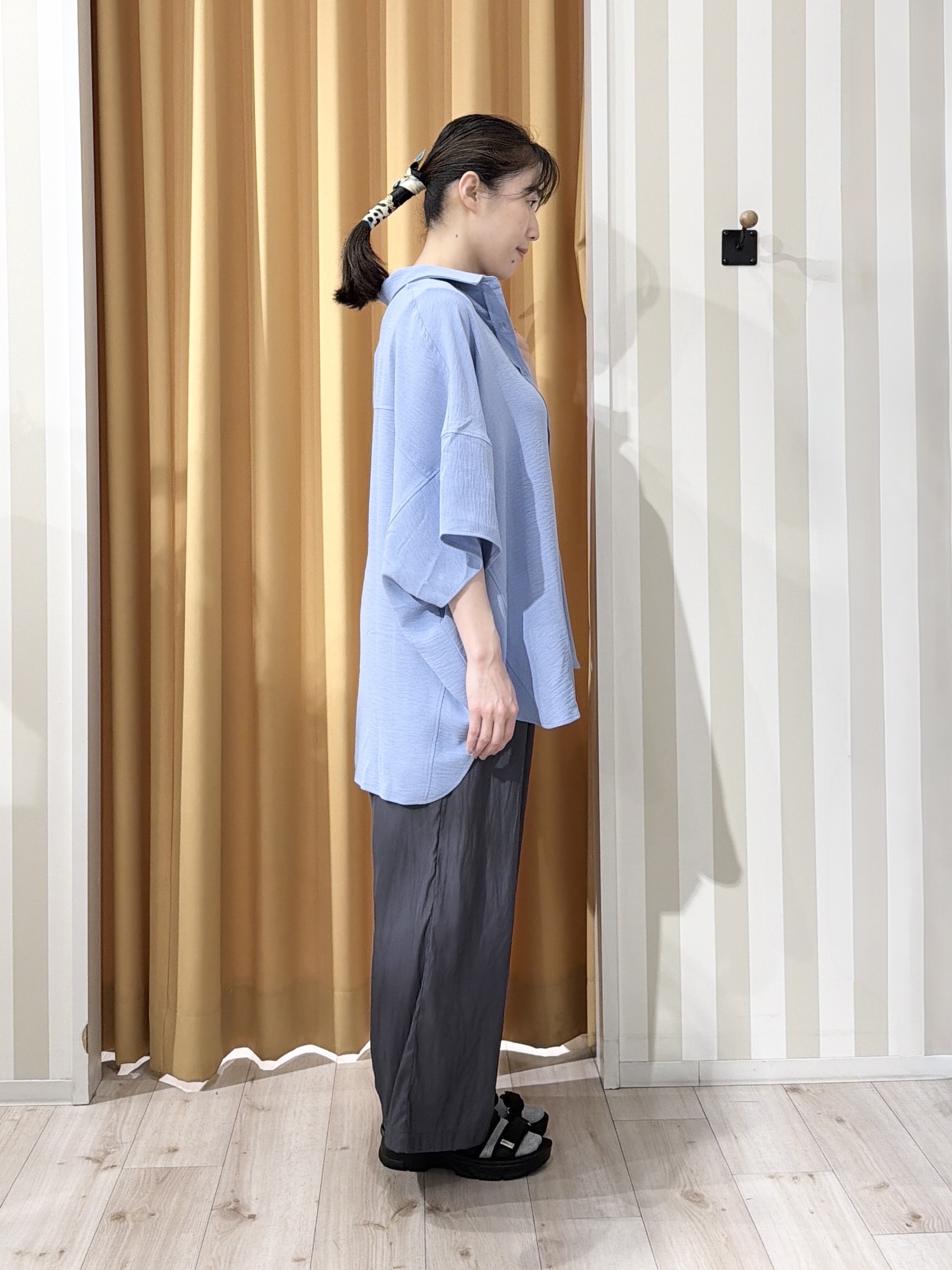 あんづさんの「SHOO･LA･RUE｜【高レビュー/洗濯後しわになりにくい/体型カバー】きちんとゆるっと 大人の抜け感 ポンチョ風カラーシ」を使ったコーディネート