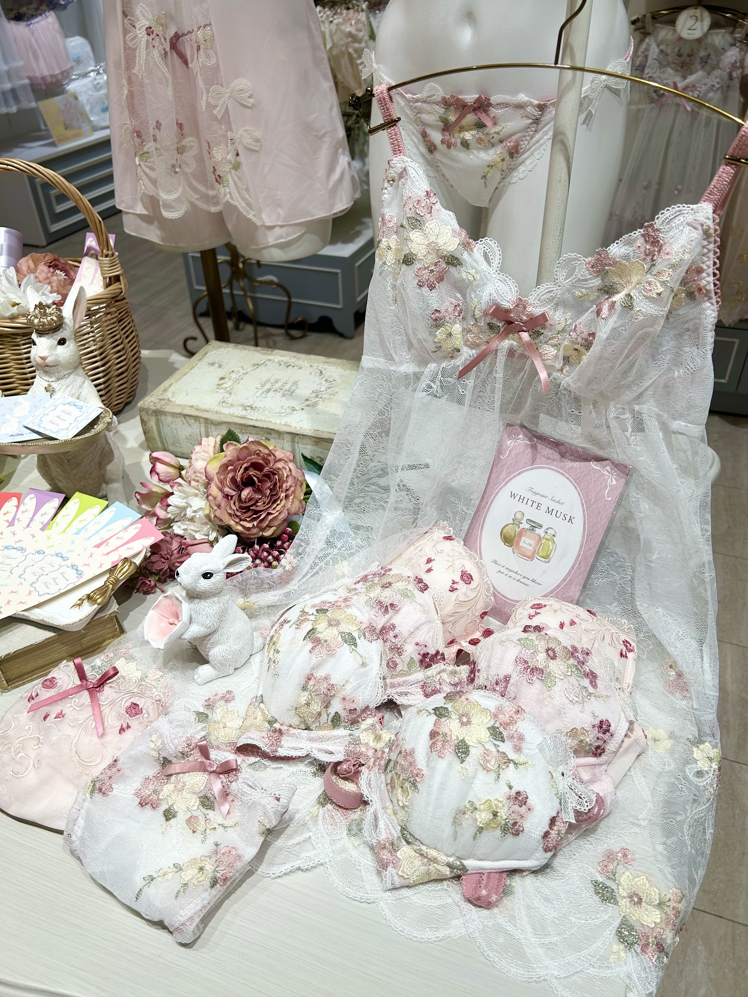 hachiさんの「Risa Magli｜ダニエラ ブラジャー (B-C) ＜V Make Type＞」を使ったコーディネート