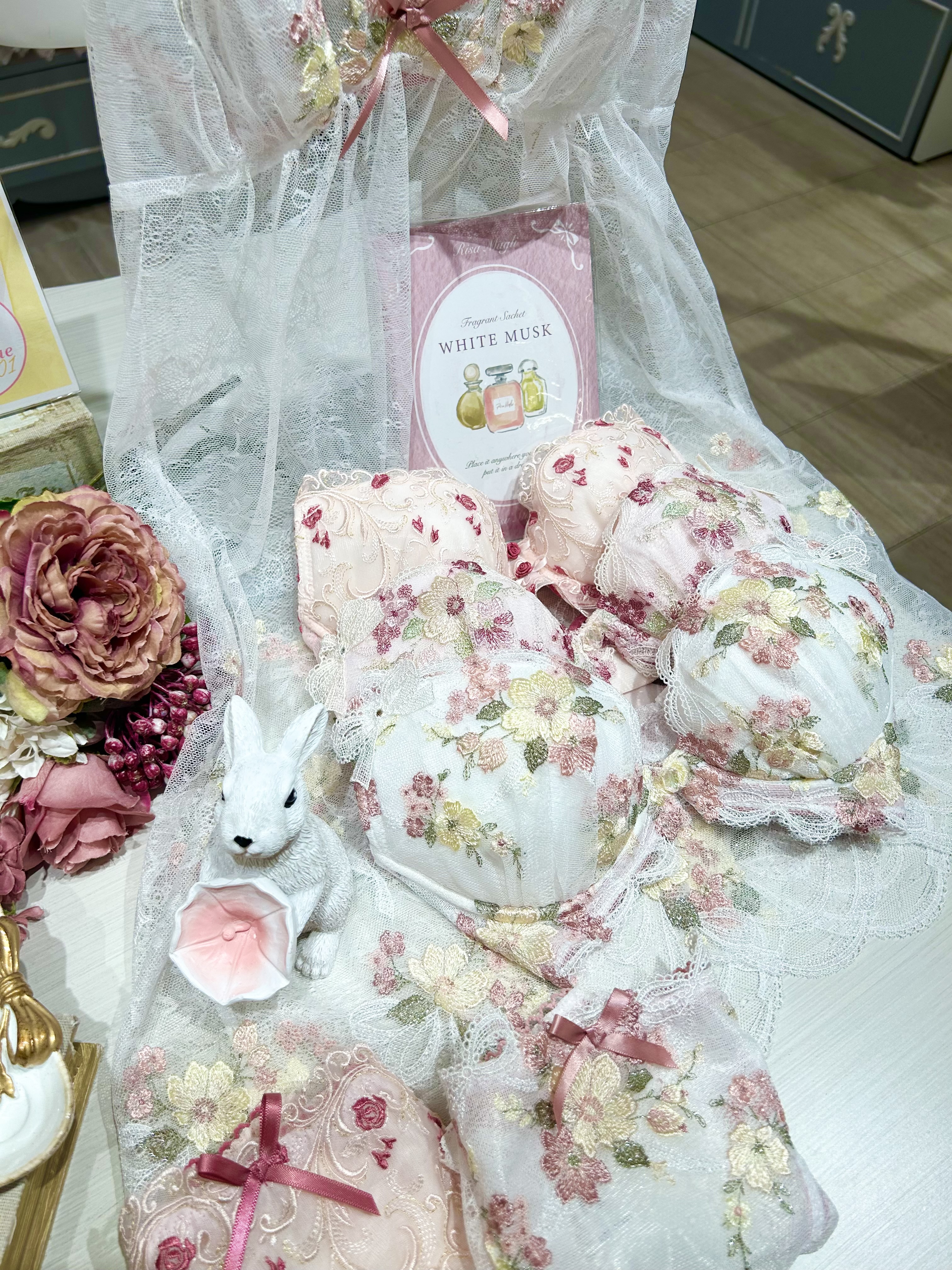 hachiさんの「Risa Magli｜ダニエラ ブラジャー (B-C) ＜V Make Type＞」を使ったコーディネート