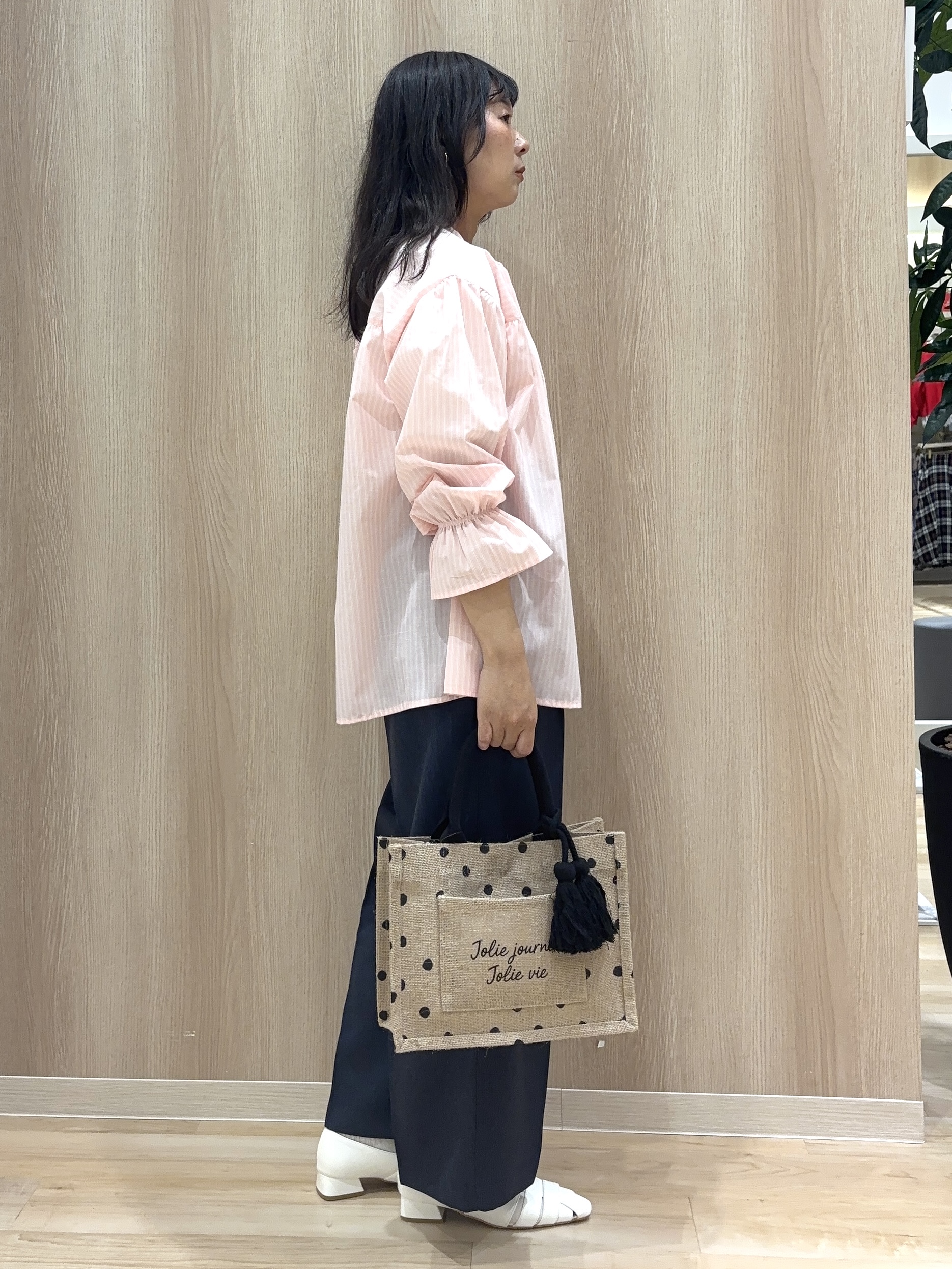 miraiさんの「grove｜【貴島明日香さん着用／イージーケア／接触冷感】麻混スタンドギャザーシャツ」を使ったコーディネート