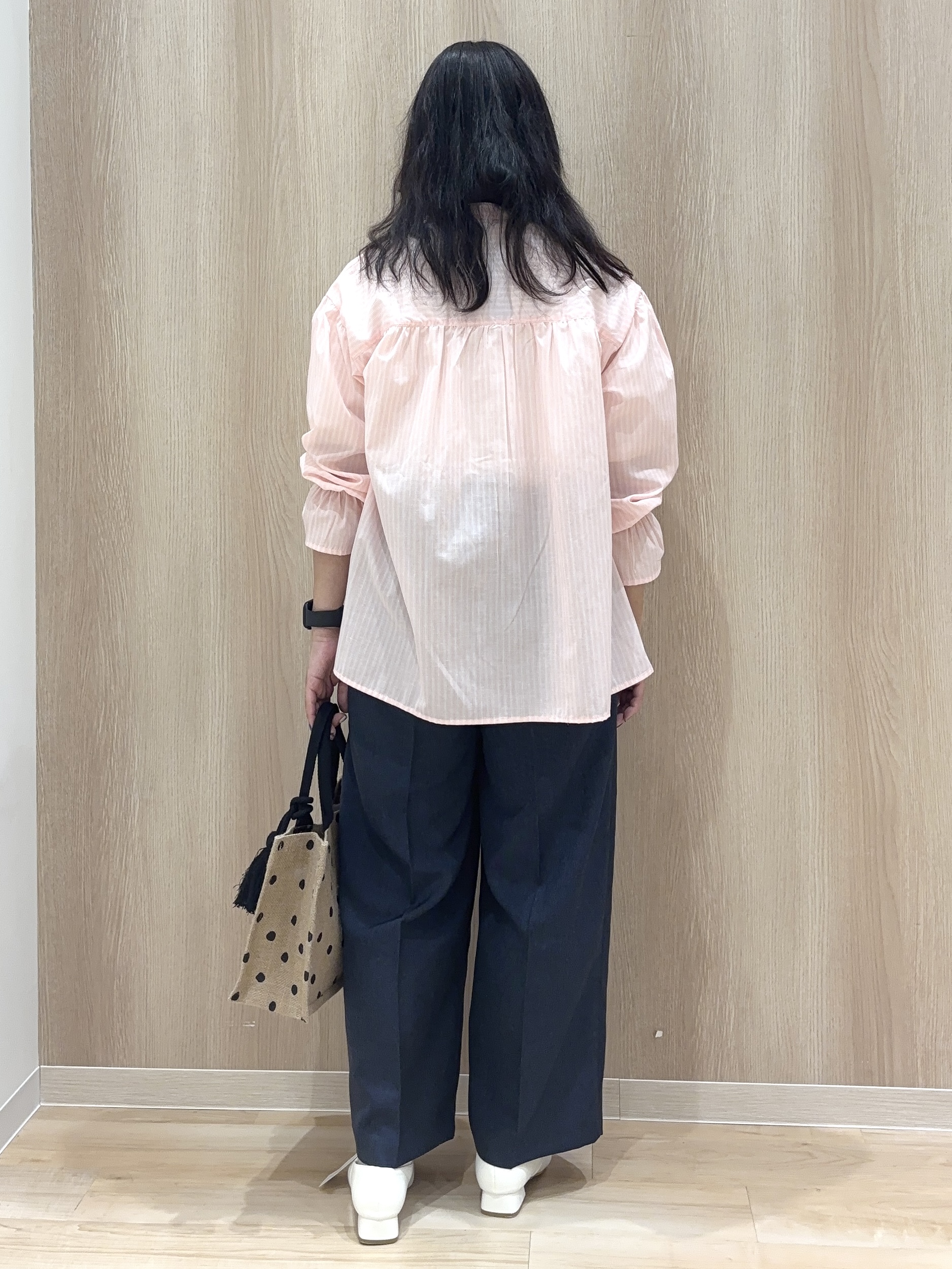 miraiさんの「grove｜【貴島明日香さん着用／イージーケア／接触冷感】麻混スタンドギャザーシャツ」を使ったコーディネート