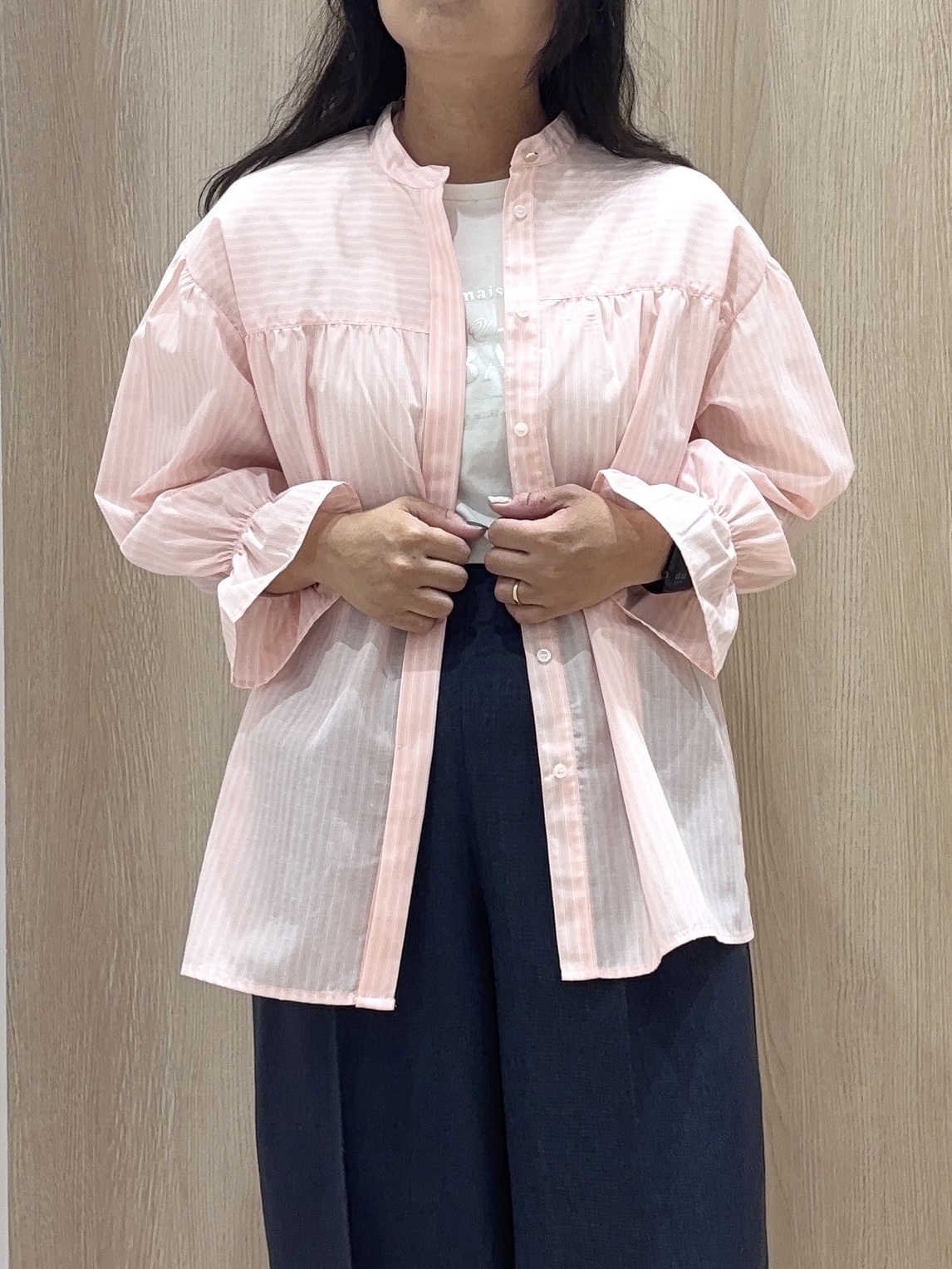miraiさんの「grove｜【貴島明日香さん着用／イージーケア／接触冷感】麻混スタンドギャザーシャツ」を使ったコーディネート