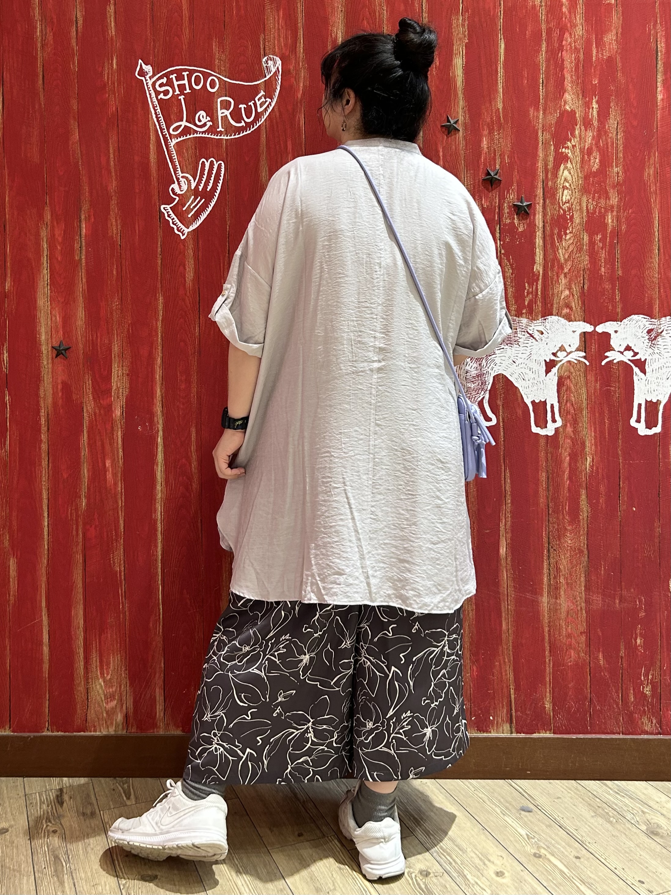 みりぽんさんの「SHOO･LA･RUE｜【ひんやり/S-LL/洗濯機可】体型カバー叶える 大人のゆるドルマンチュニック」を使ったコーディネート