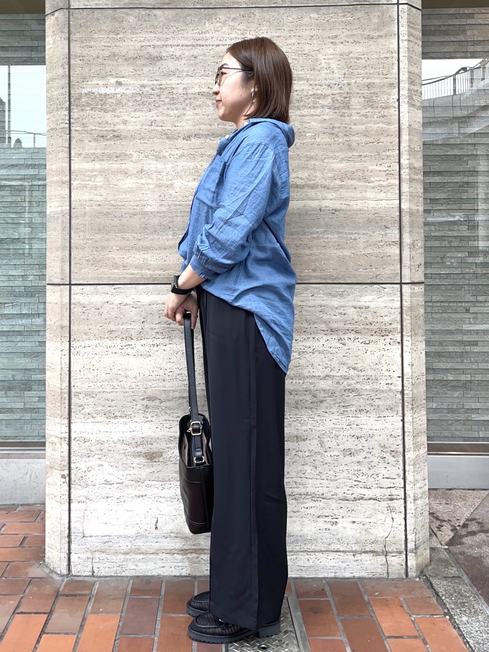 harusakuさんの「SHOO･LA･RUE｜【綿100%/UV/S-LL/体型カバー】優しく透ける 柔らかシアーデニムシャツ」を使ったコーディネート