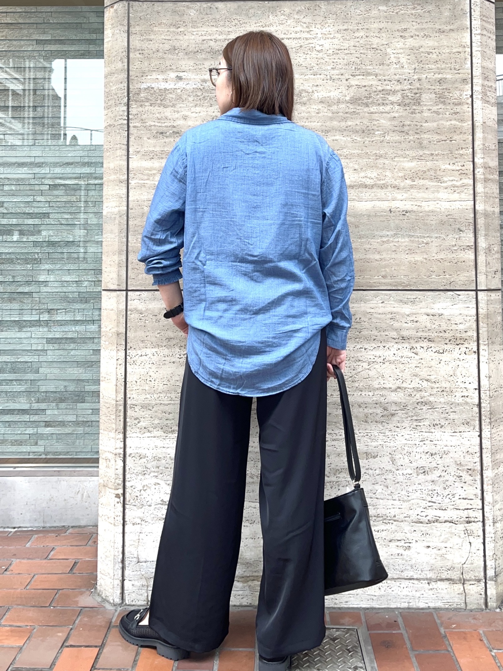 harusakuさんの「SHOO･LA･RUE｜【綿100%/UV/S-LL/体型カバー】優しく透ける 柔らかシアーデニムシャツ」を使ったコーディネート