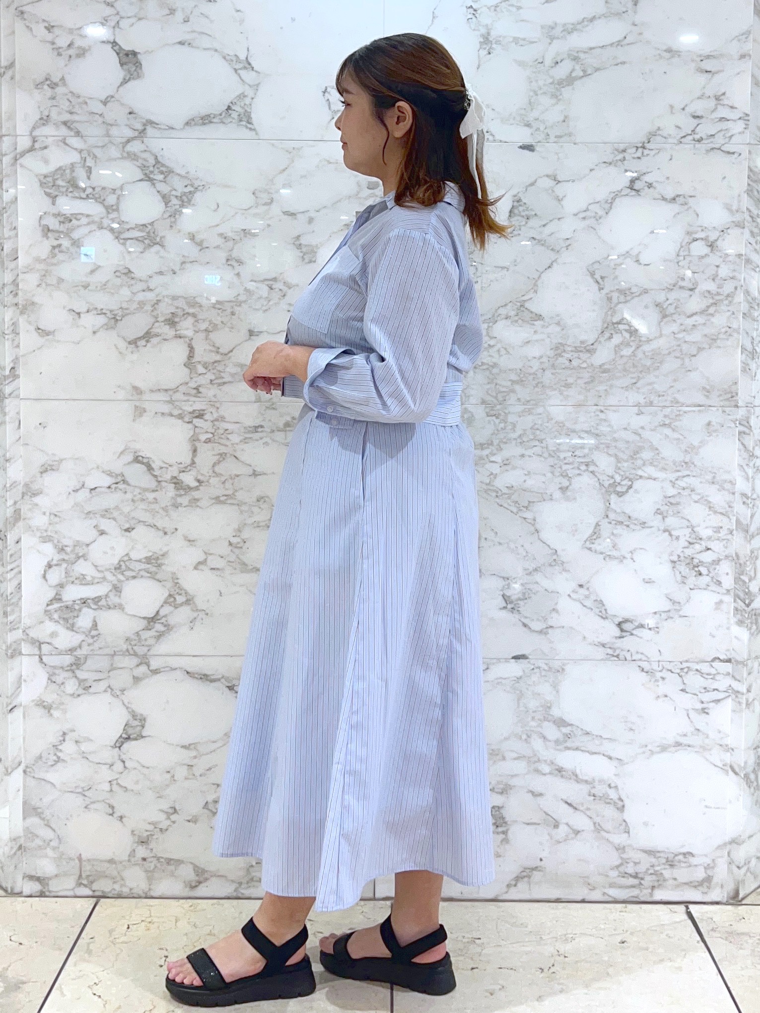 ARISAさんの「grove｜【貴島明日香さん着用／イージーケア／接触冷感】麻混クロップドシャツ」を使ったコーディネート