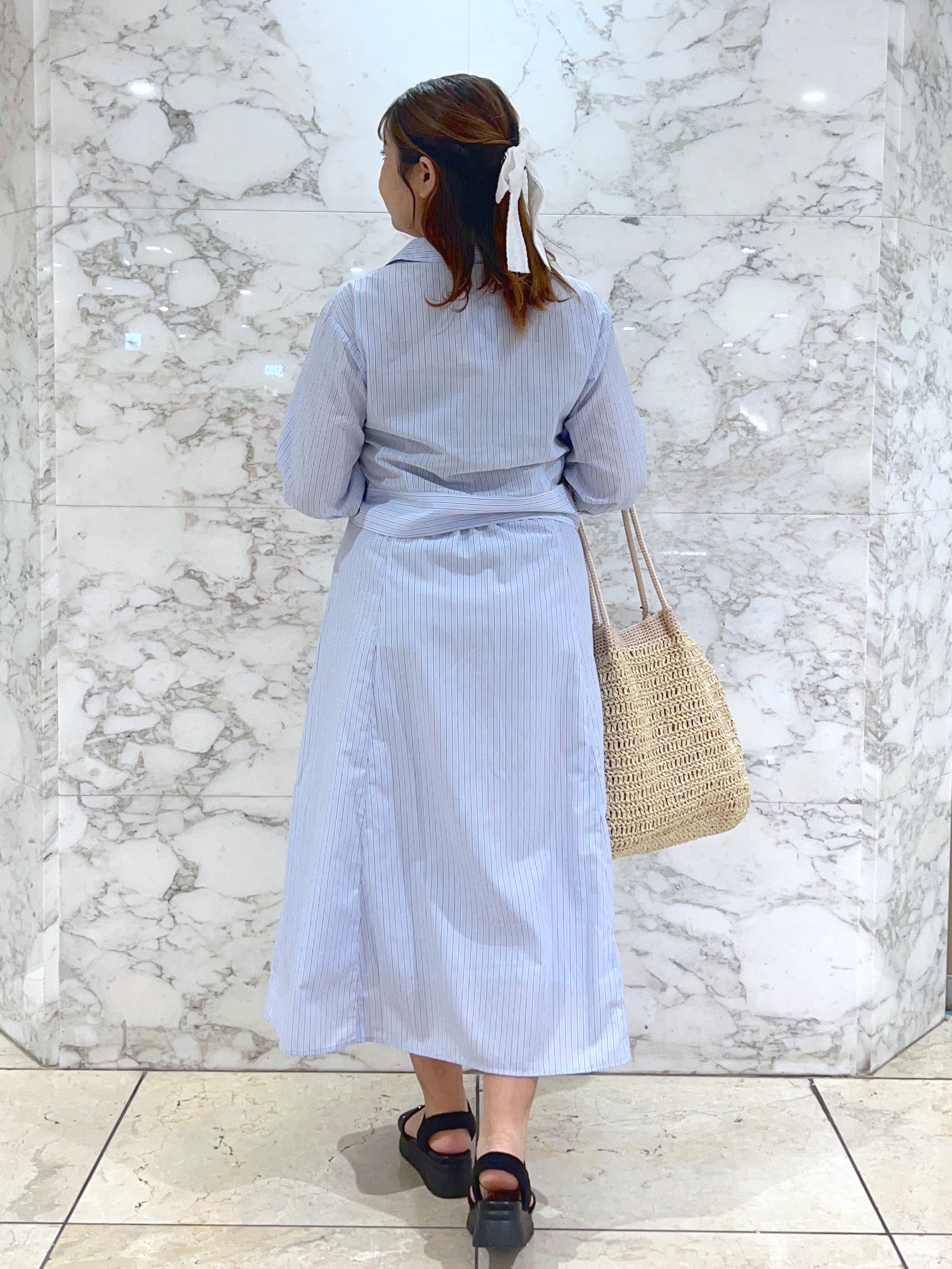 ARISAさんの「grove｜【貴島明日香さん着用／イージーケア／接触冷感】麻混クロップドシャツ」を使ったコーディネート