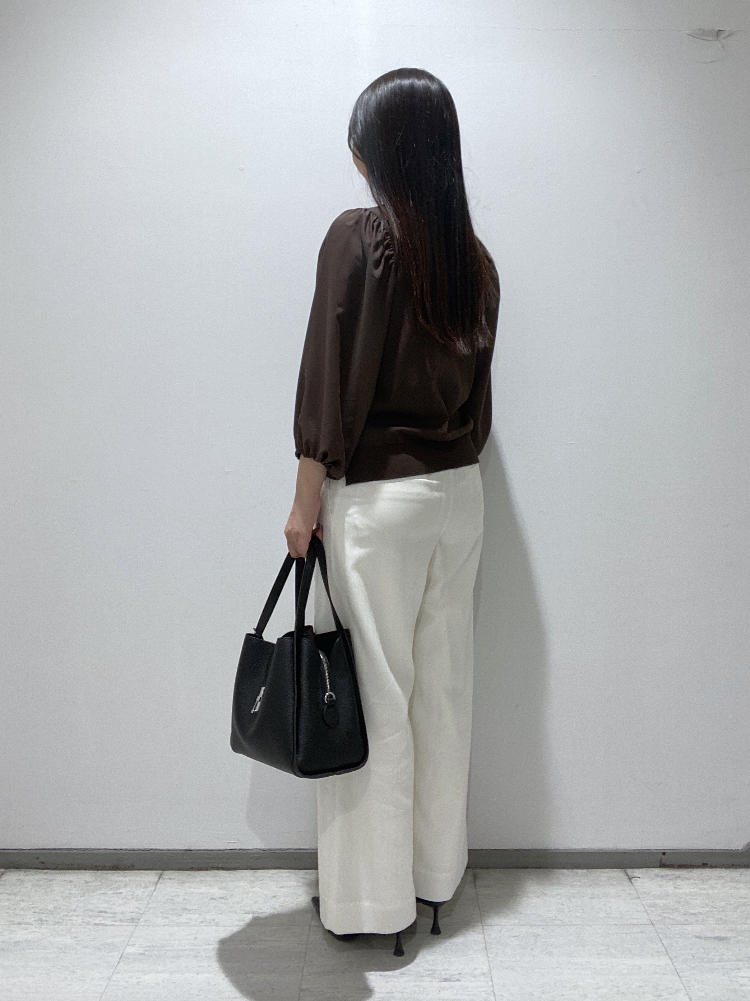 meiさんの「INDIVI｜【合皮／ミドルサイズ】春カラーフォルムバッグ」を使ったコーディネート
