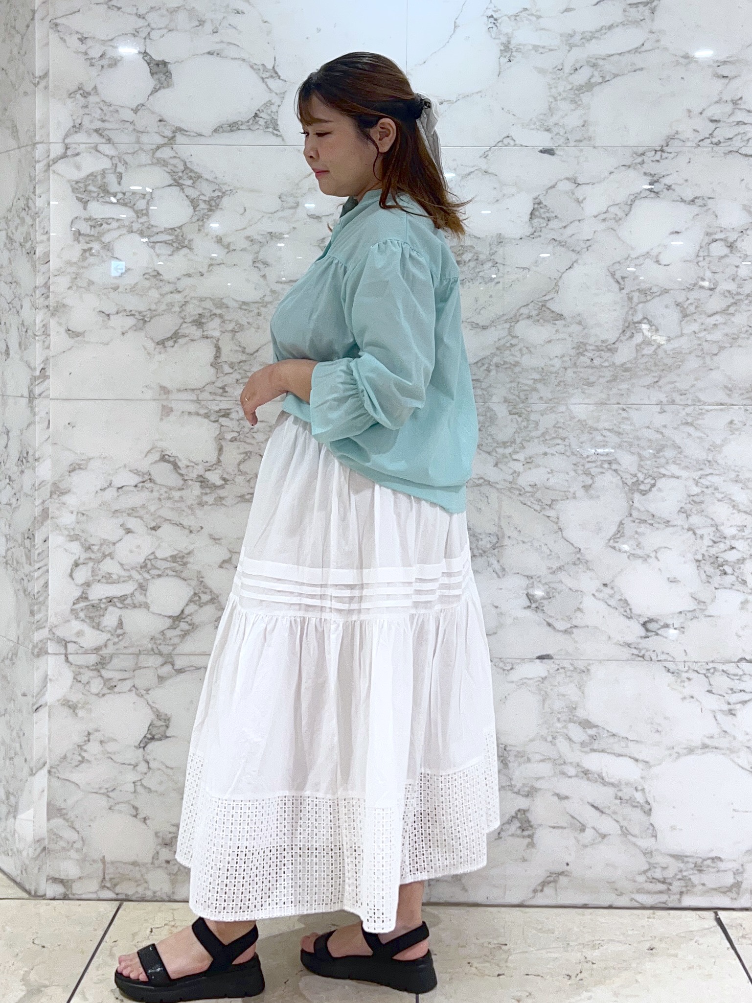 ARISAさんの「grove｜【貴島明日香さん着用／イージーケア／接触冷感】麻混スタンドギャザーシャツ」を使ったコーディネート