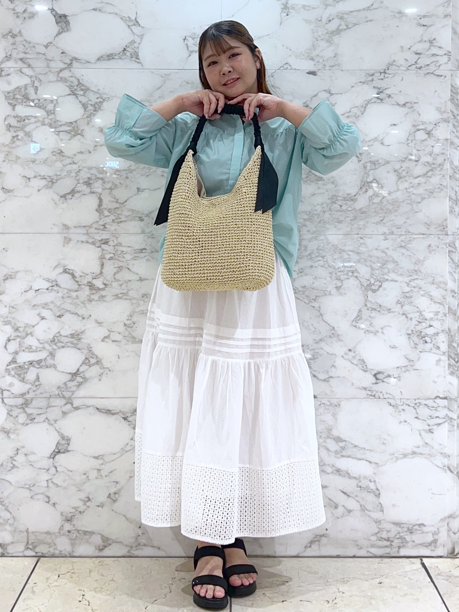 ARISAさんの「grove｜【貴島明日香さん着用／イージーケア／接触冷感】麻混スタンドギャザーシャツ」を使ったコーディネート