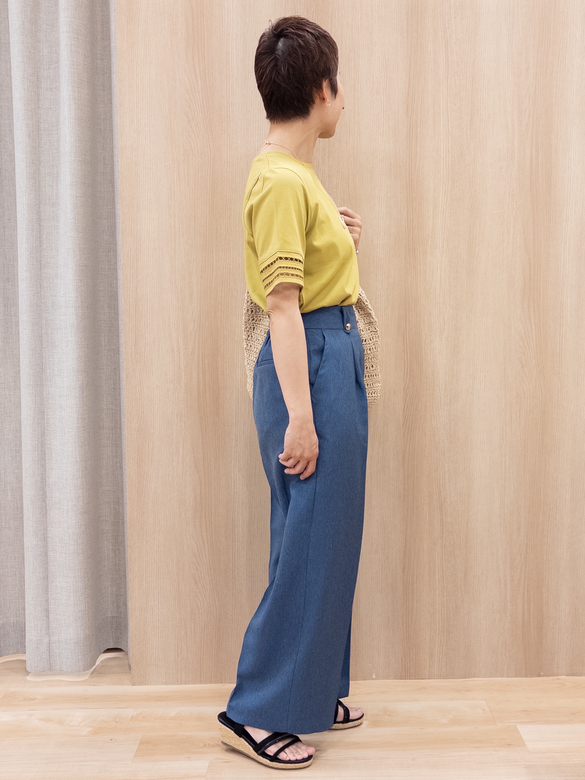 シュウコさんの「grove｜【二の腕カバー/UV・ひんやり】袖口透かし刺繍Tシャツ」を使ったコーディネート