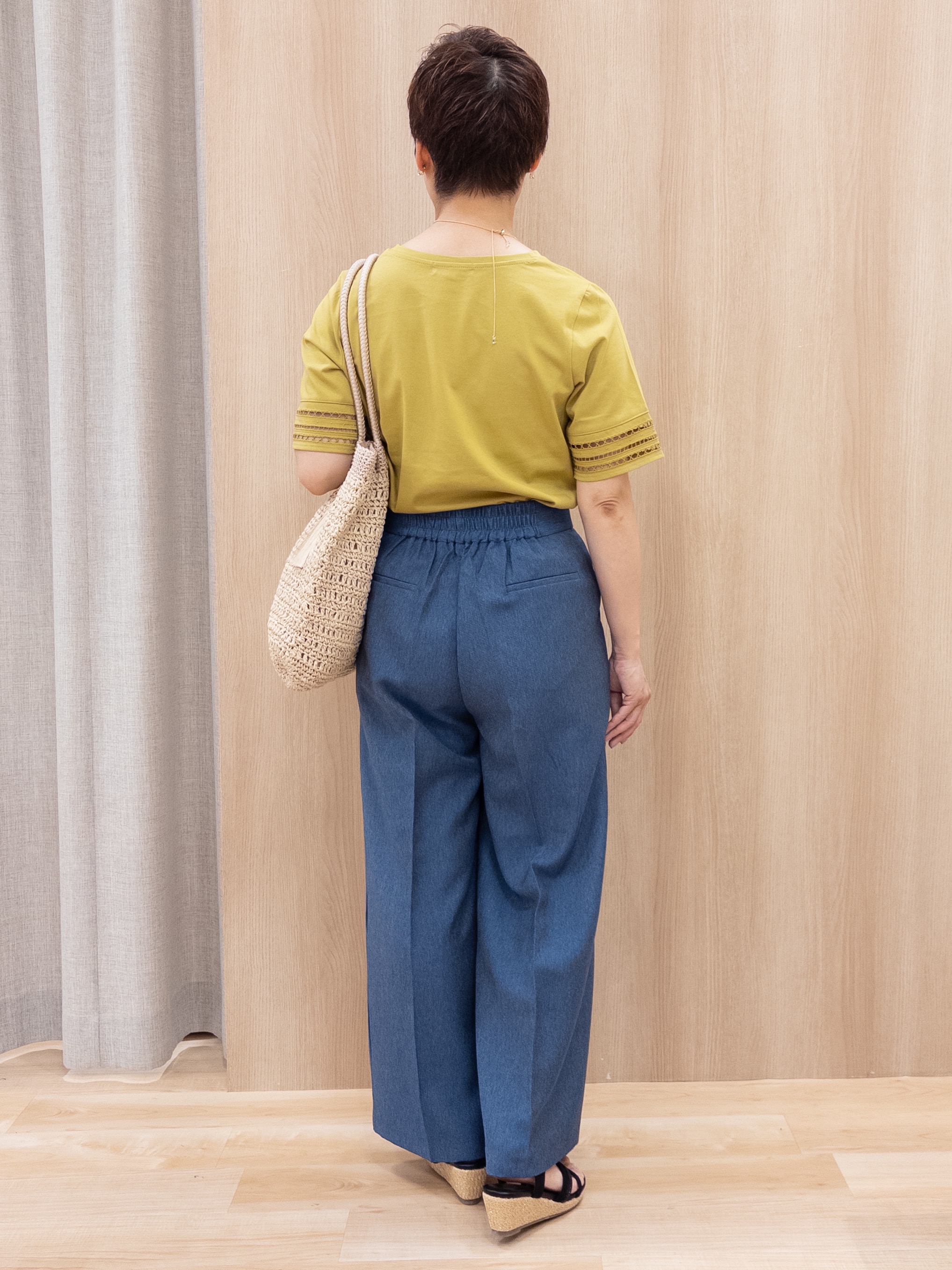 シュウコさんの「grove｜【二の腕カバー/UV・ひんやり】袖口透かし刺繍Tシャツ」を使ったコーディネート