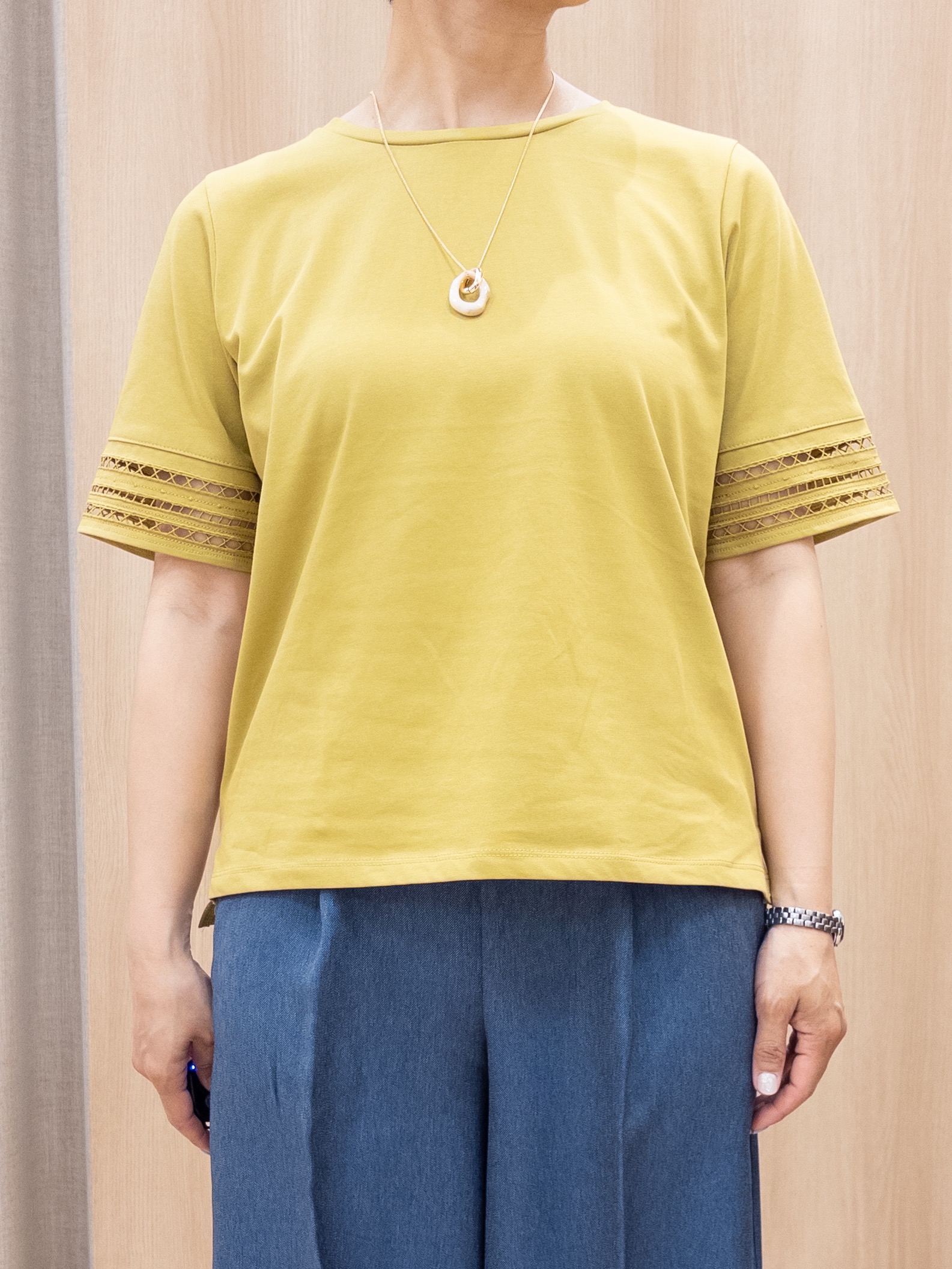 シュウコさんの「grove｜【二の腕カバー/UV・ひんやり】袖口透かし刺繍Tシャツ」を使ったコーディネート