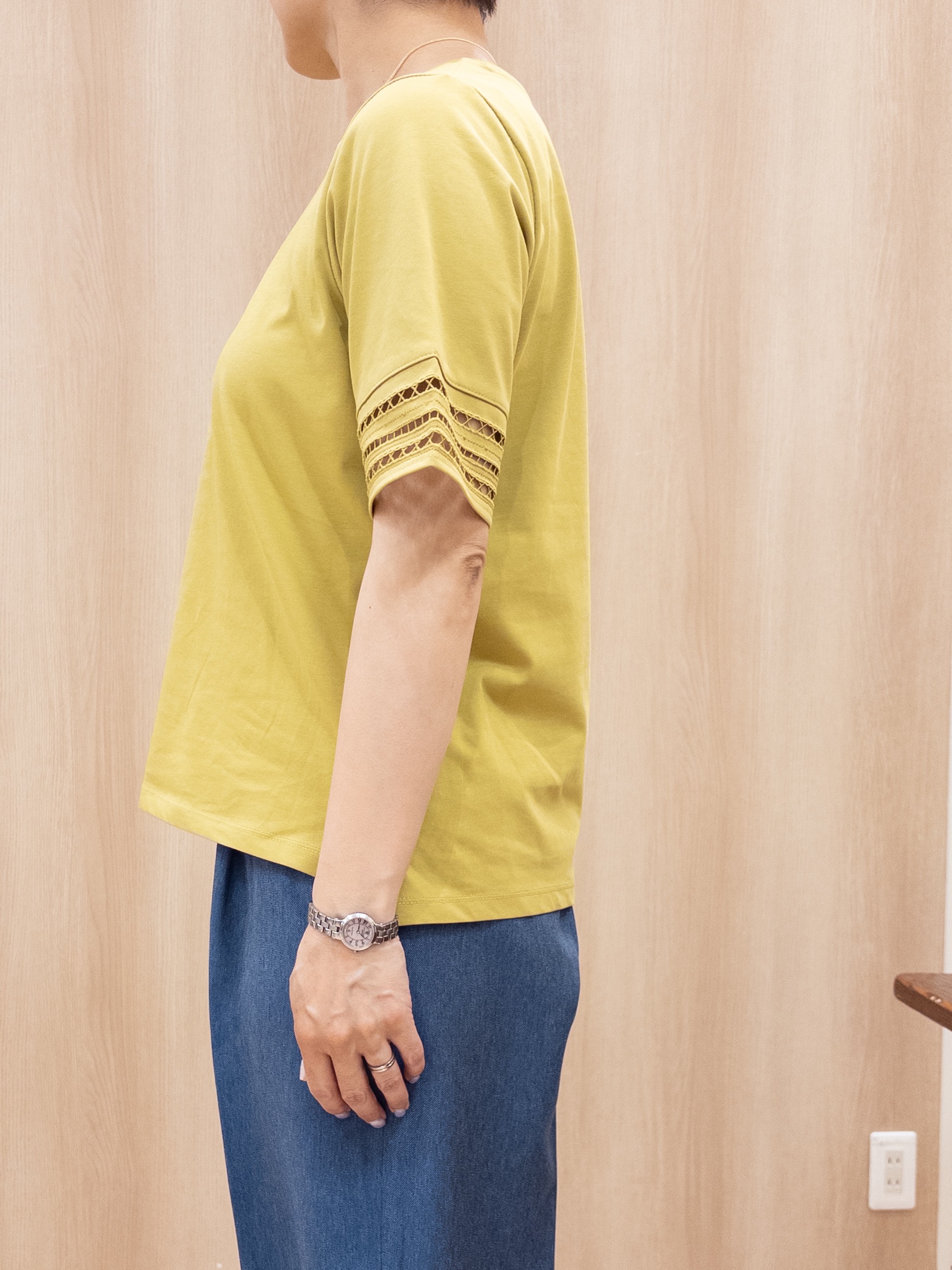 シュウコさんの「grove｜【二の腕カバー/UV・ひんやり】袖口透かし刺繍Tシャツ」を使ったコーディネート