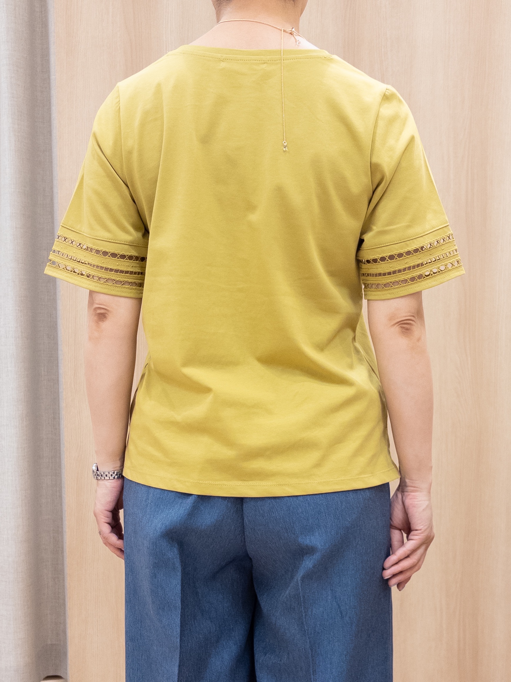 シュウコさんの「grove｜【二の腕カバー/UV・ひんやり】袖口透かし刺繍Tシャツ」を使ったコーディネート
