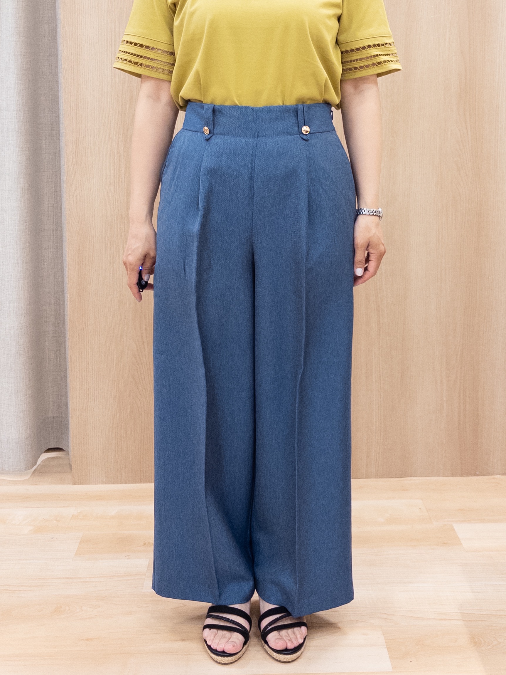 シュウコさんの「grove｜【二の腕カバー/UV・ひんやり】袖口透かし刺繍Tシャツ」を使ったコーディネート