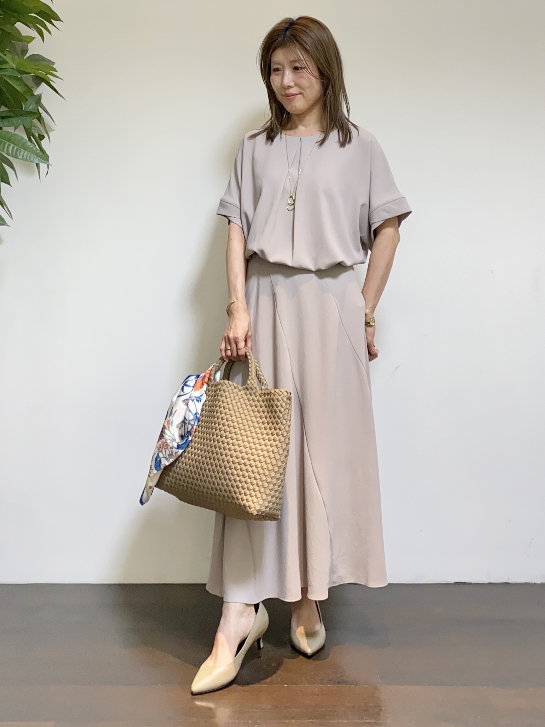 tomoさんの「UNTITLED｜【前後2WAY/はっ水/セットアップ可】リラクシーフレンチスリーブブラウス」を使ったコーディネート