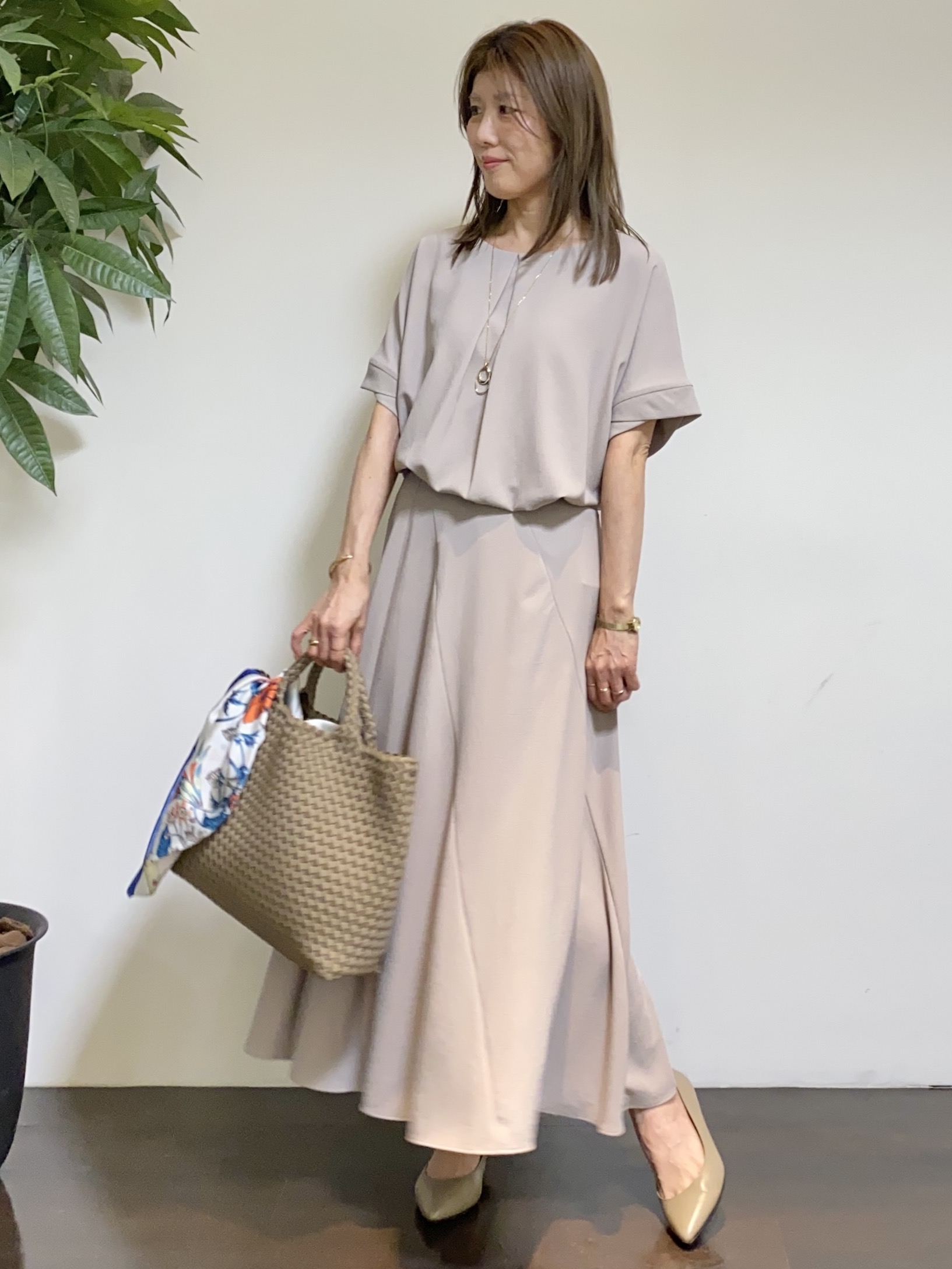 tomoさんの「UNTITLED｜【前後2WAY/はっ水/セットアップ可】リラクシーフレンチスリーブブラウス」を使ったコーディネート