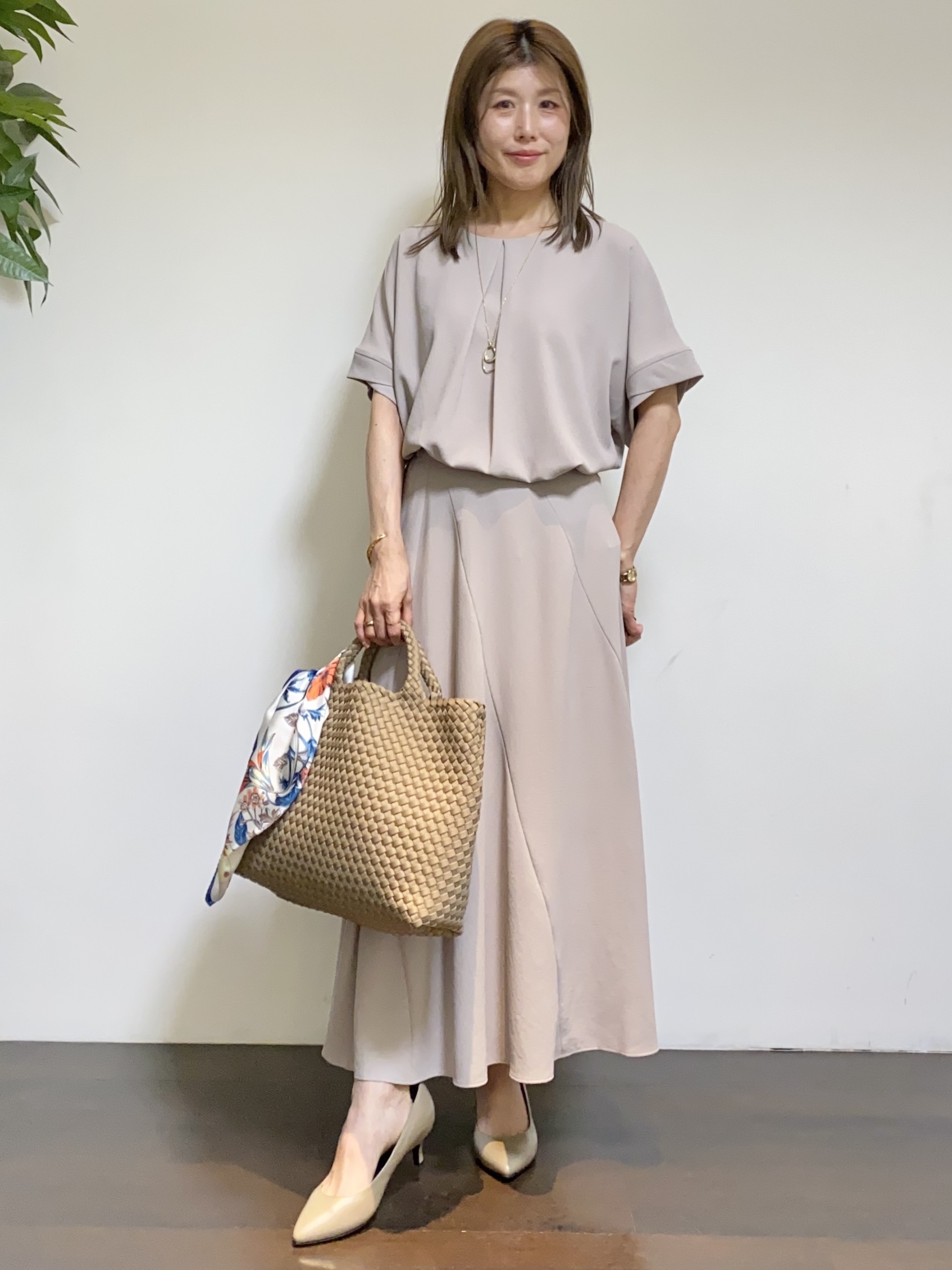 tomoさんの「UNTITLED｜【前後2WAY/はっ水/セットアップ可】リラクシーフレンチスリーブブラウス」を使ったコーディネート