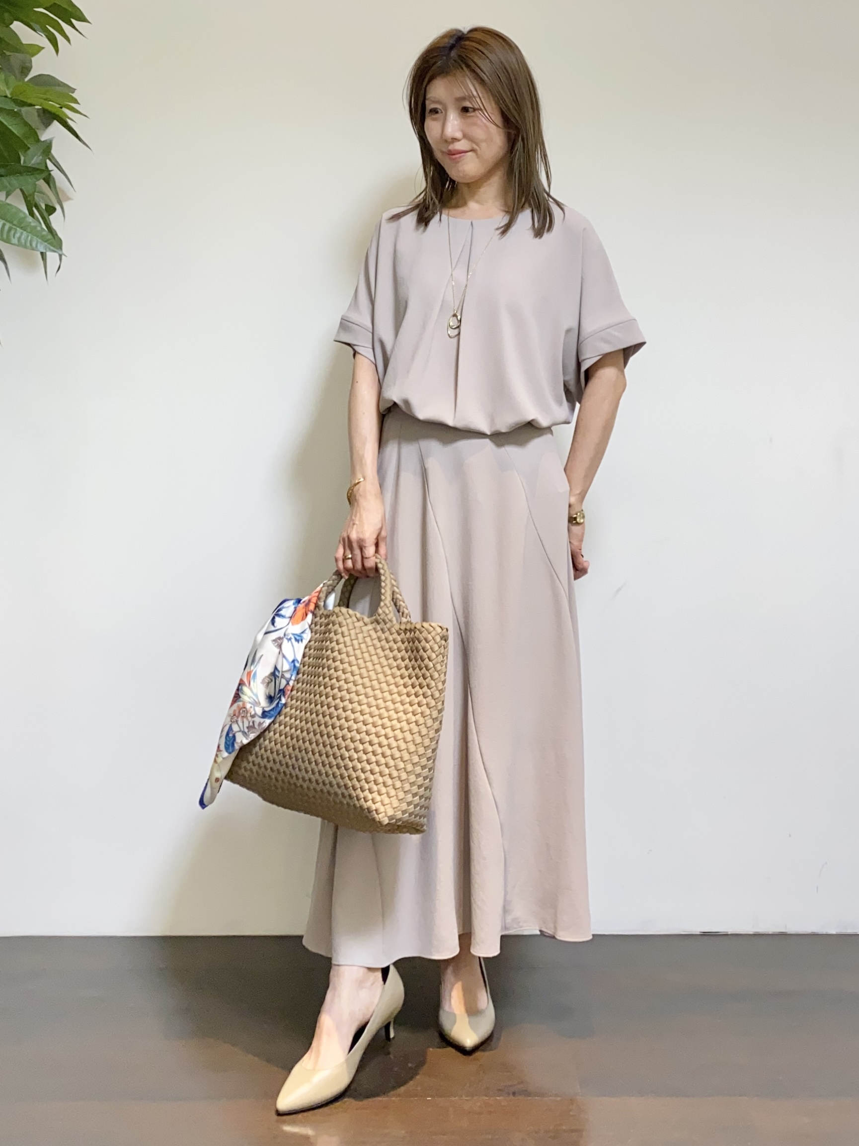 tomoさんの「UNTITLED｜【前後2WAY/はっ水/セットアップ可】リラクシーフレンチスリーブブラウス」を使ったコーディネート