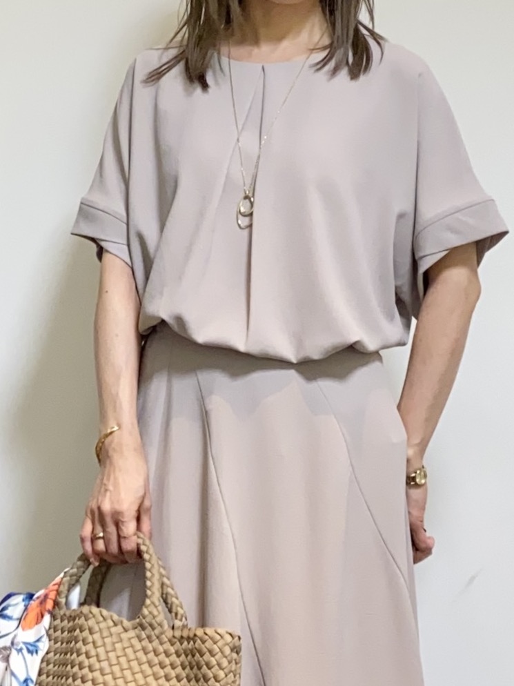 tomoさんの「UNTITLED｜【前後2WAY/はっ水/セットアップ可】リラクシーフレンチスリーブブラウス」を使ったコーディネート