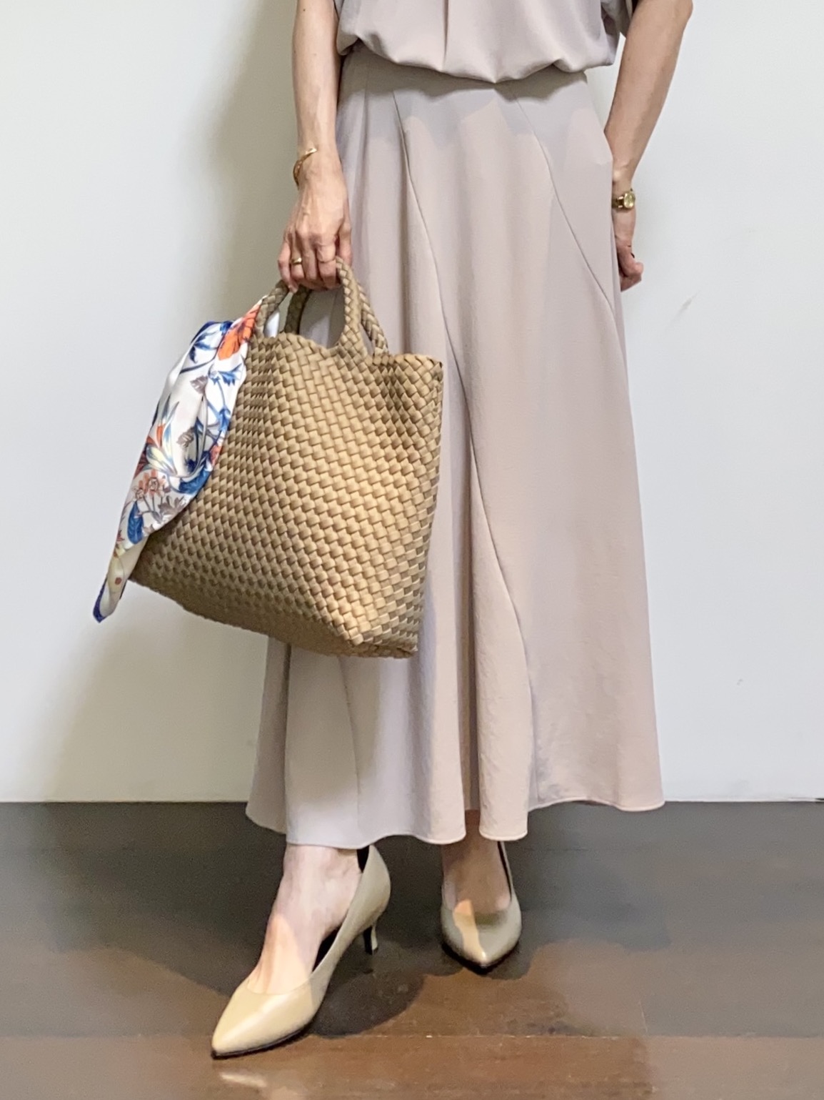 tomoさんの「UNTITLED｜【前後2WAY/はっ水/セットアップ可】リラクシーフレンチスリーブブラウス」を使ったコーディネート