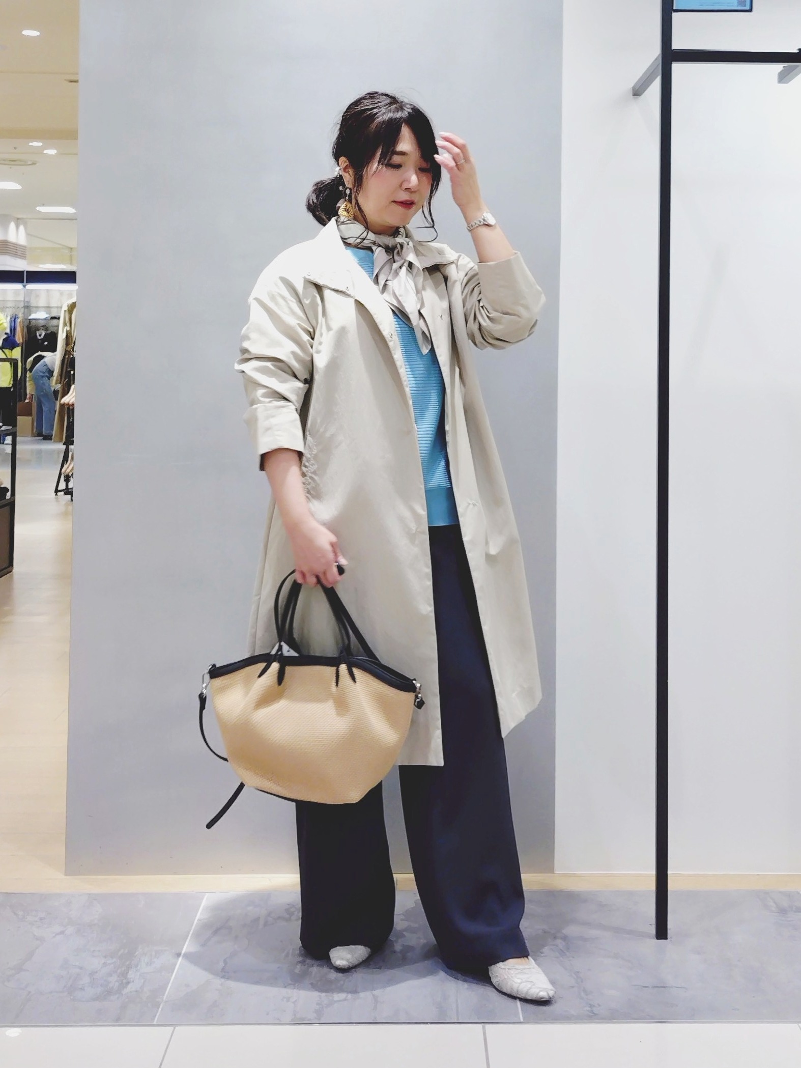 TOMOMIさんの「INDIVI｜【撥水／軽量】ミニマル スタンドカラーコート」を使ったコーディネート