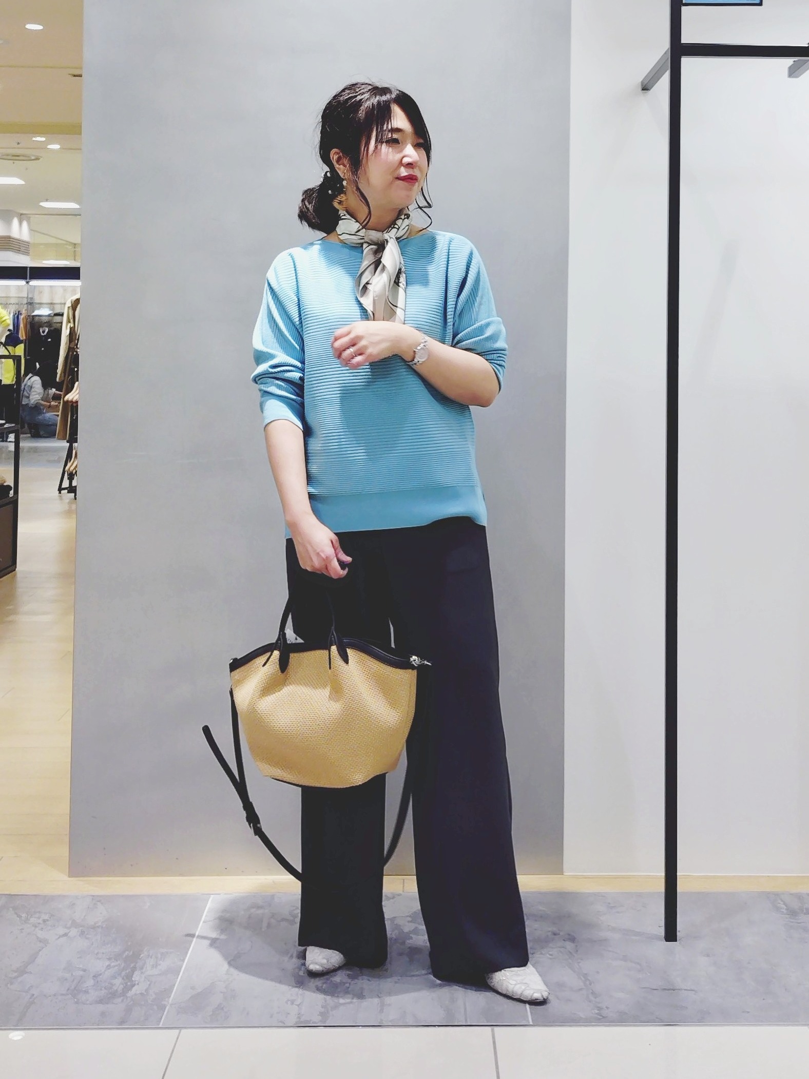 TOMOMIさんの「INDIVI｜【撥水／軽量】ミニマル スタンドカラーコート」を使ったコーディネート