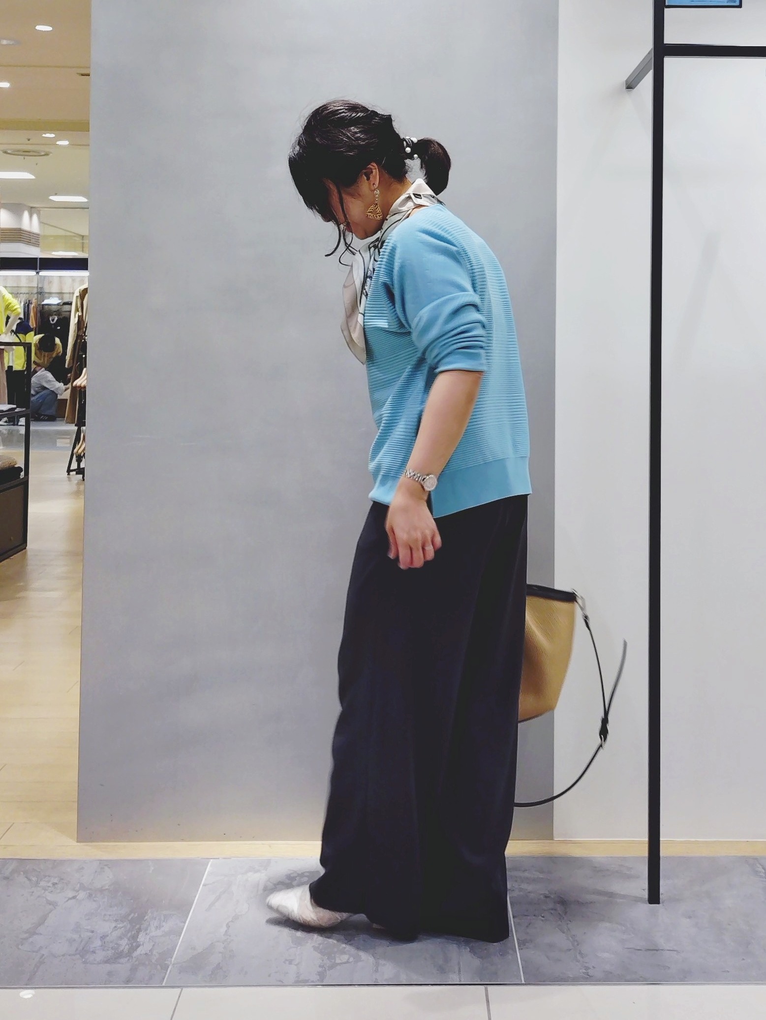 TOMOMIさんの「INDIVI｜【撥水／軽量】ミニマル スタンドカラーコート」を使ったコーディネート