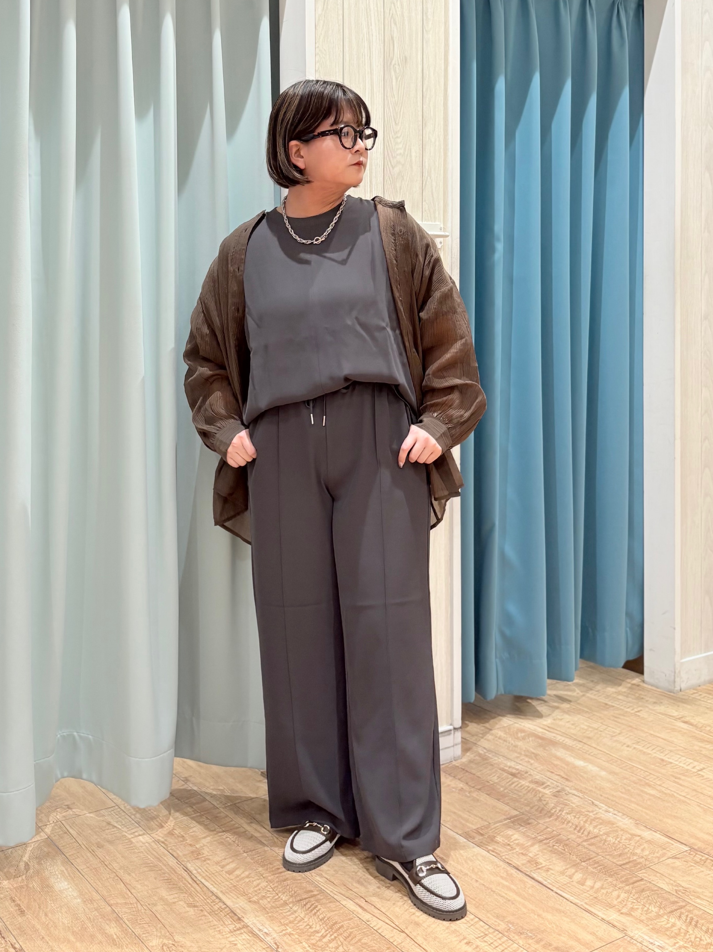 砂糖さんの「SHOO･LA･RUE｜【S-LL】大人のシアー感 風合い楽しむバンドカラーシャツ」を使ったコーディネート