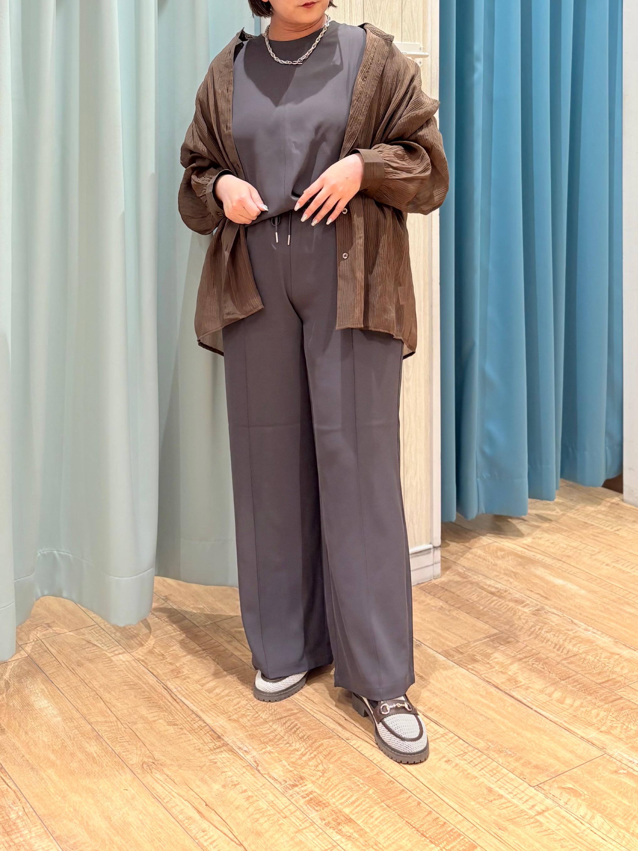 砂糖さんの「SHOO･LA･RUE｜【S-LL】大人のシアー感 風合い楽しむバンドカラーシャツ」を使ったコーディネート
