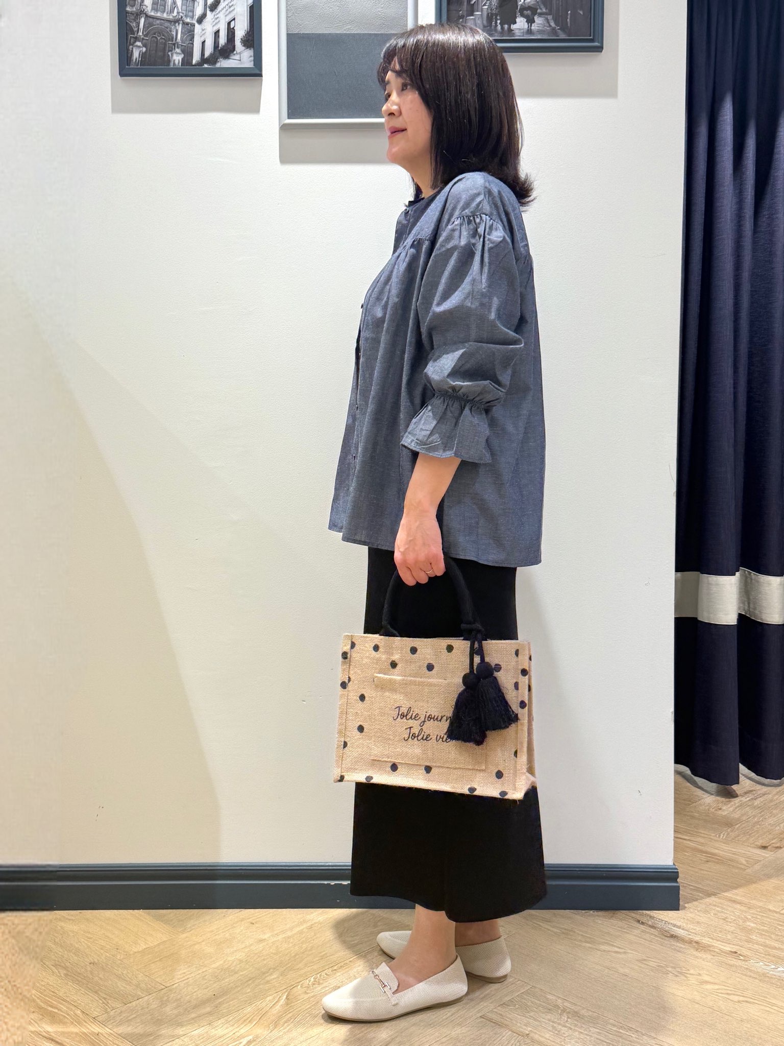Lilyさんの「grove｜【貴島明日香さん着用／イージーケア／接触冷感】麻混スタンドギャザーシャツ」を使ったコーディネート