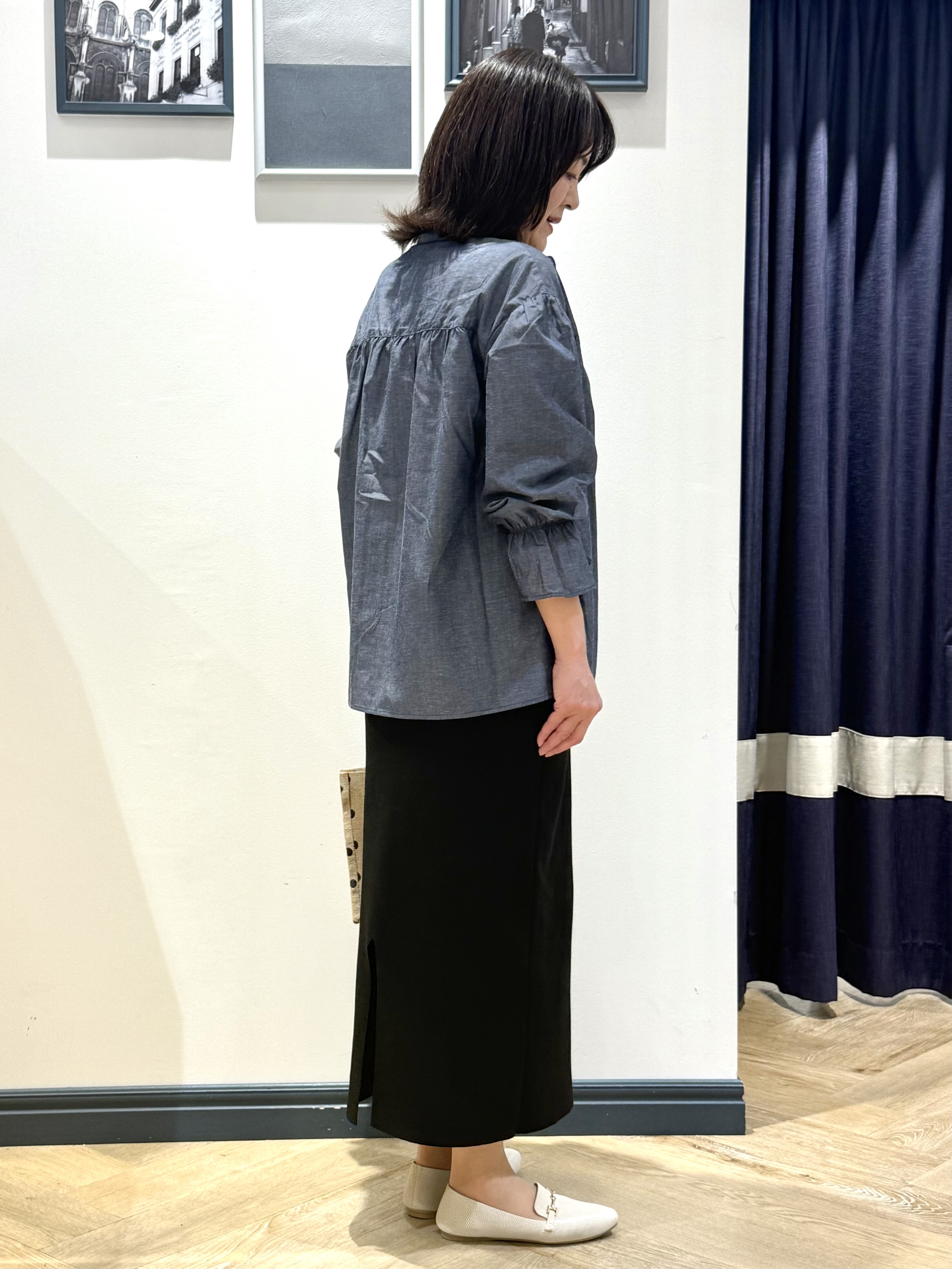 Lilyさんの「grove｜【貴島明日香さん着用／イージーケア／接触冷感】麻混スタンドギャザーシャツ」を使ったコーディネート
