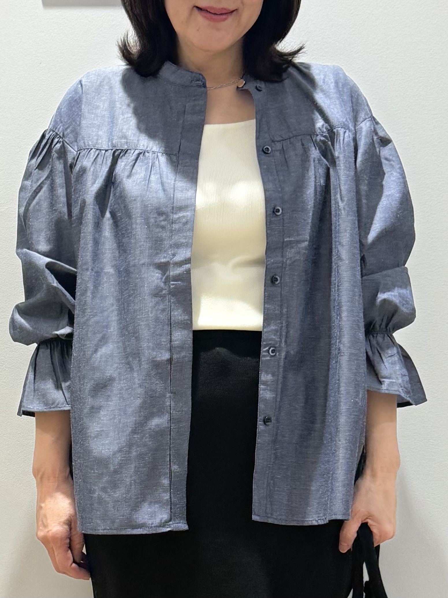 Lilyさんの「grove｜【貴島明日香さん着用／イージーケア／接触冷感】麻混スタンドギャザーシャツ」を使ったコーディネート