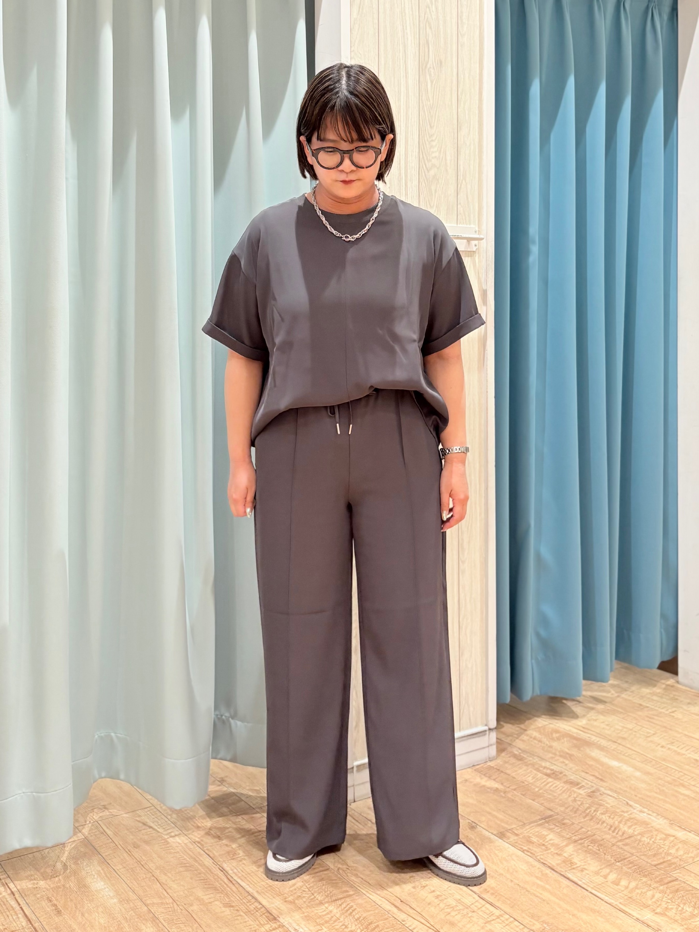 砂糖さんの「SHOO･LA･RUE｜【S-LL】大人のシアー感 風合い楽しむバンドカラーシャツ」を使ったコーディネート