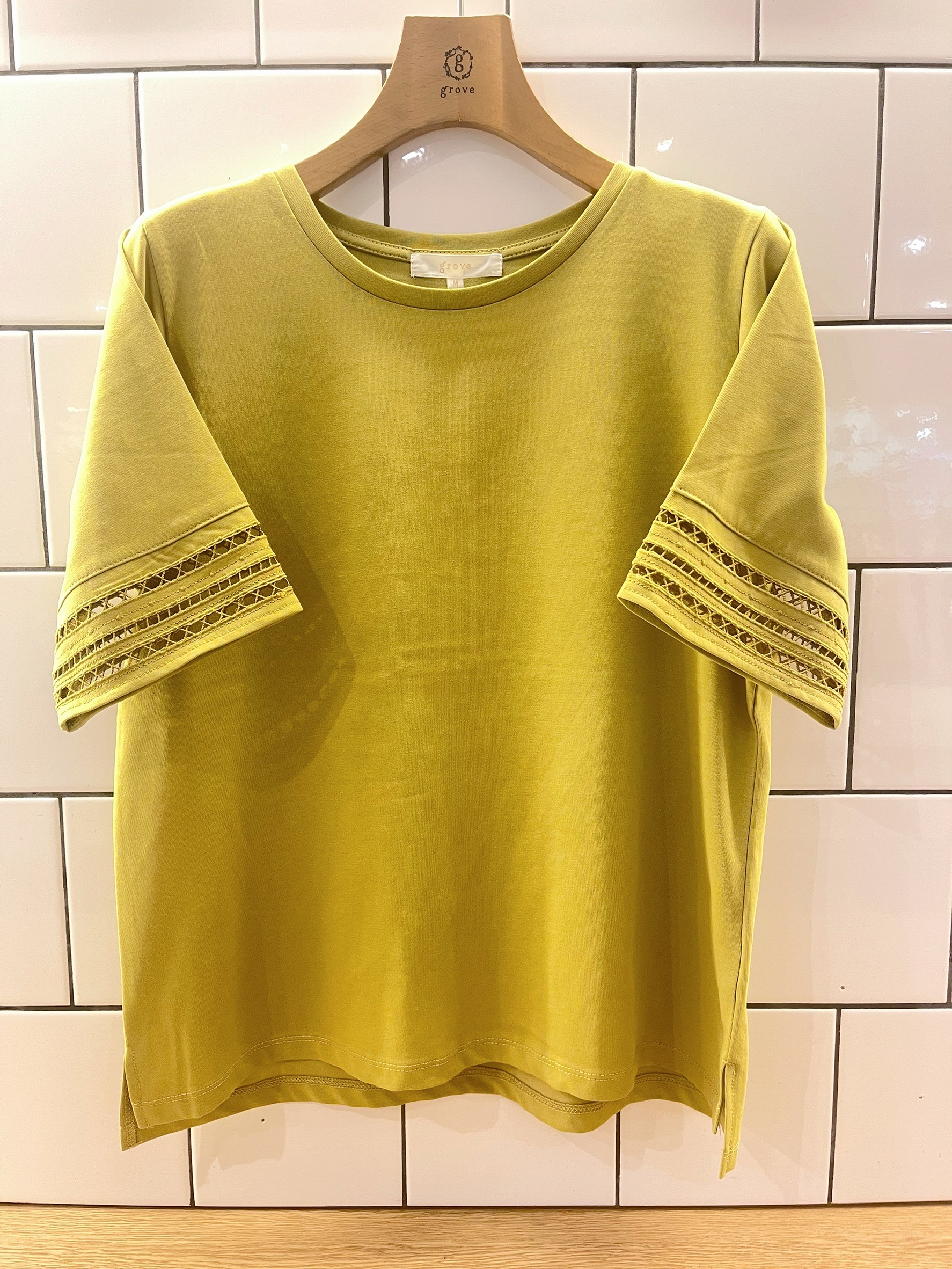 eriicさんの「grove｜【二の腕カバー/UV・ひんやり】袖口透かし刺繍Tシャツ」を使ったコーディネート