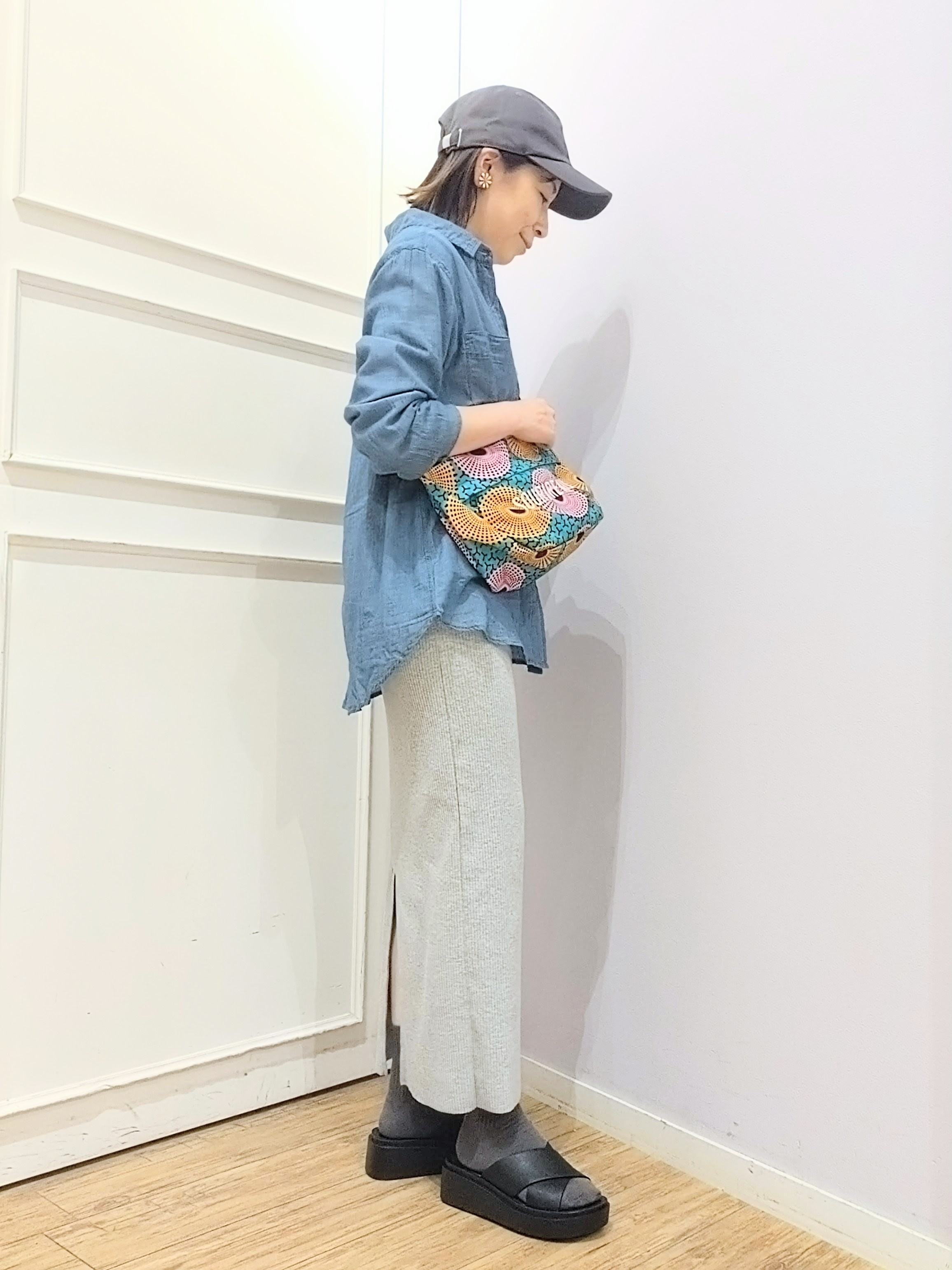 miomioさんの「SHOO･LA･RUE｜【綿100%/UV/S-LL/体型カバー】優しく透ける 柔らかシアーデニムシャツ」を使ったコーディネート