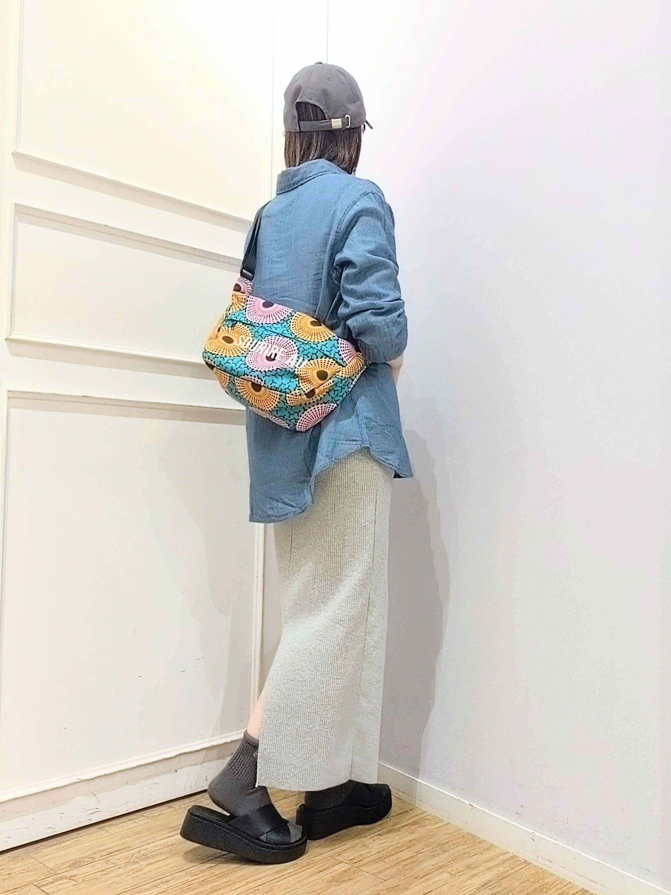 miomioさんの「SHOO･LA･RUE｜【綿100%/UV/S-LL/体型カバー】優しく透ける 柔らかシアーデニムシャツ」を使ったコーディネート