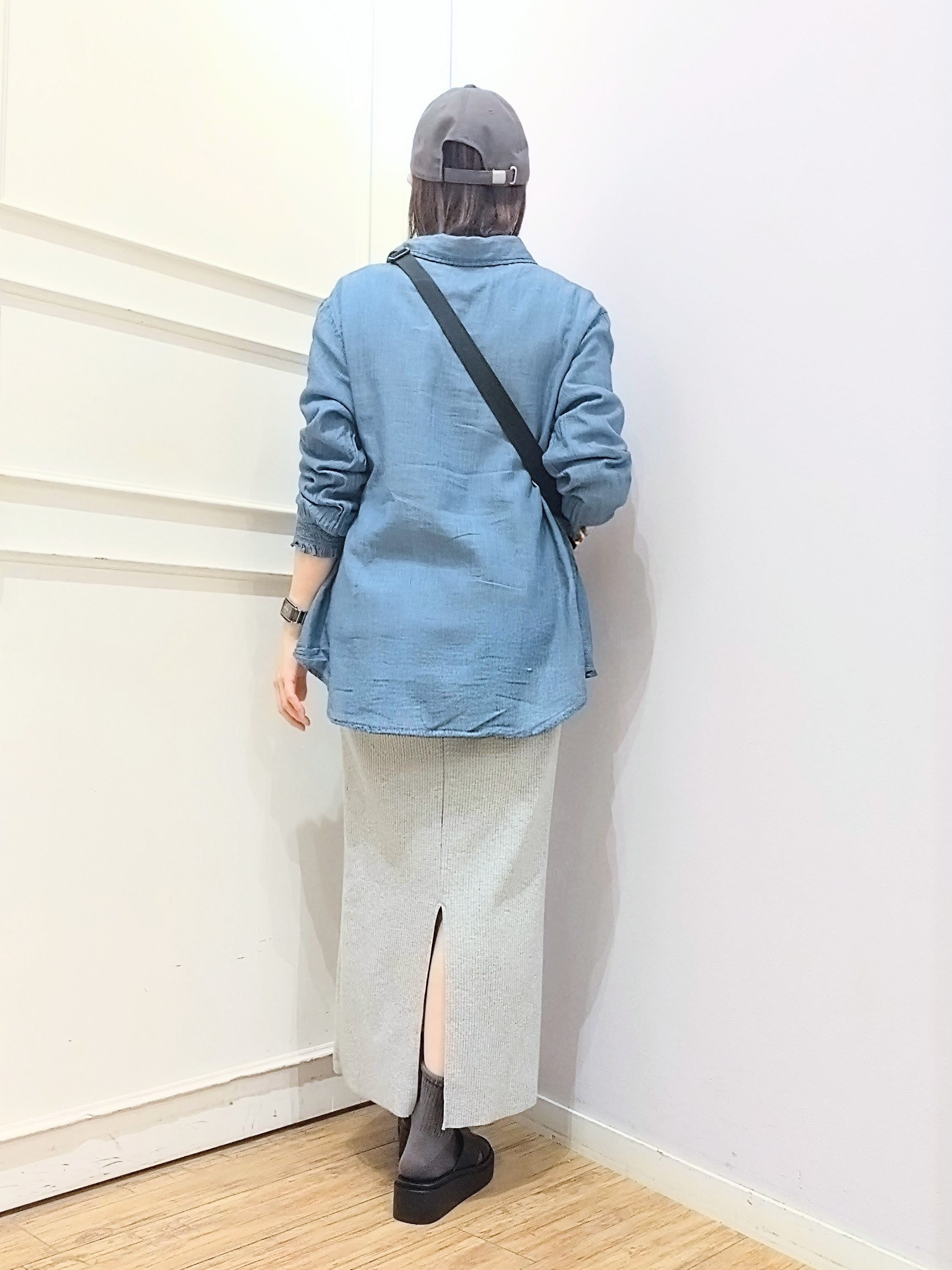 miomioさんの「SHOO･LA･RUE｜【綿100%/UV/S-LL/体型カバー】優しく透ける 柔らかシアーデニムシャツ」を使ったコーディネート
