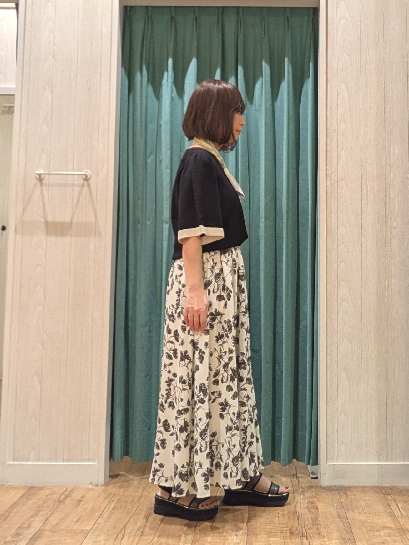 ゆーさんさんの「SHOO･LA･RUE｜【毎日洗える/ひんやり/UV/S-LL】二の腕かくせる フレアスリーブひらり5分袖ニット」を使ったコーディネート