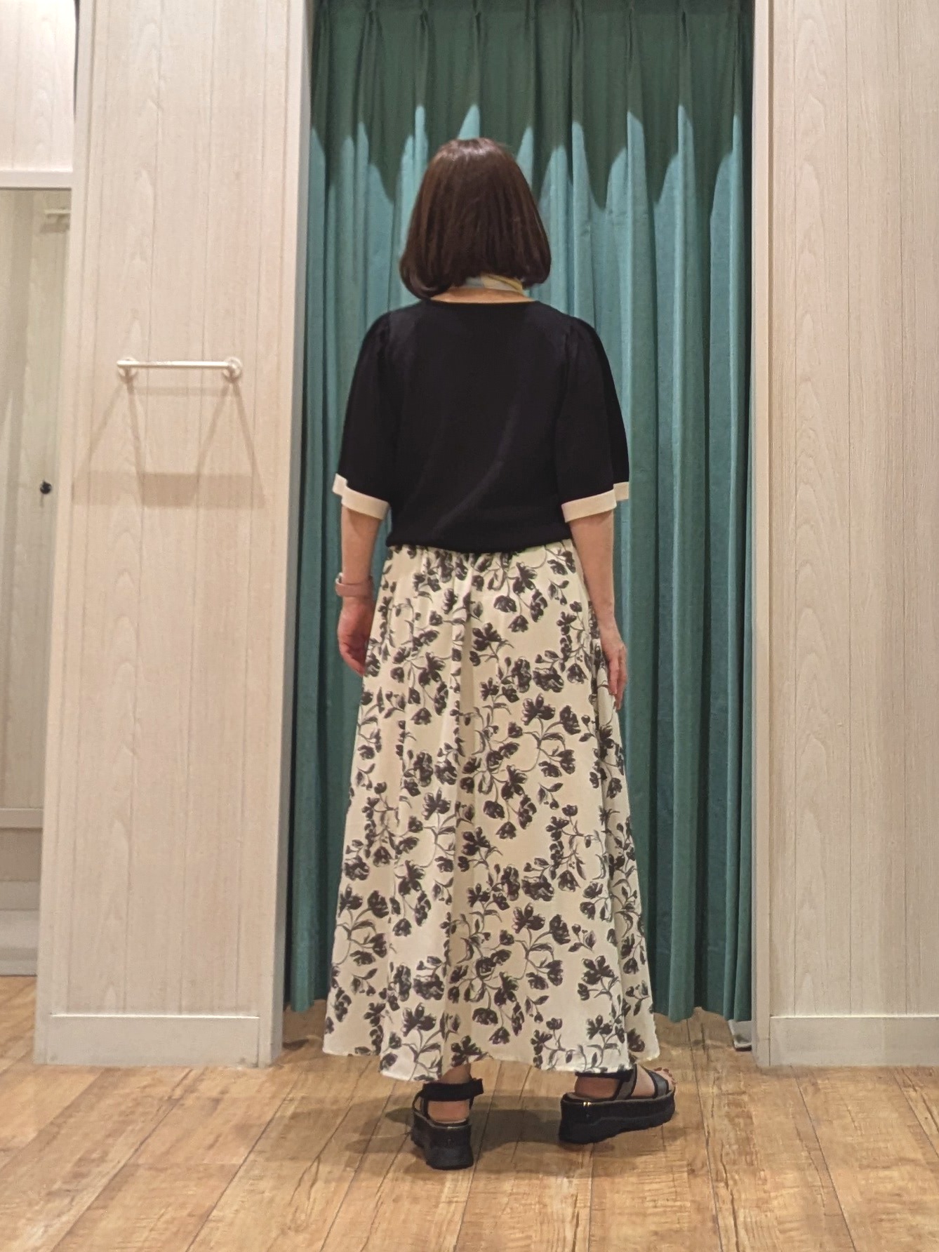ゆーさんさんの「SHOO･LA･RUE｜【毎日洗える/ひんやり/UV/S-LL】二の腕かくせる フレアスリーブひらり5分袖ニット」を使ったコーディネート