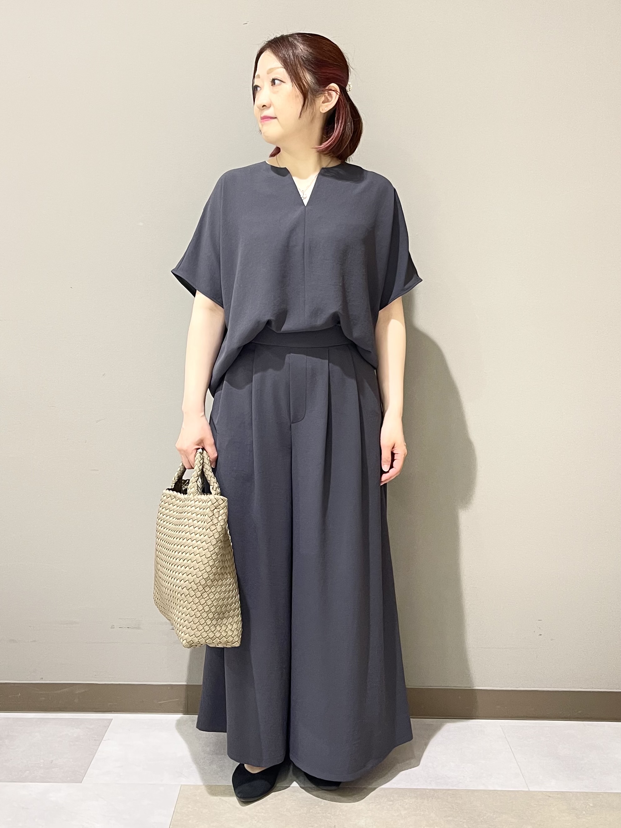 Tomoさんの「UNTITLED｜【UV/接触冷感/セットアップ可】リラクシーキーVネックブラウス」を使ったコーディネート