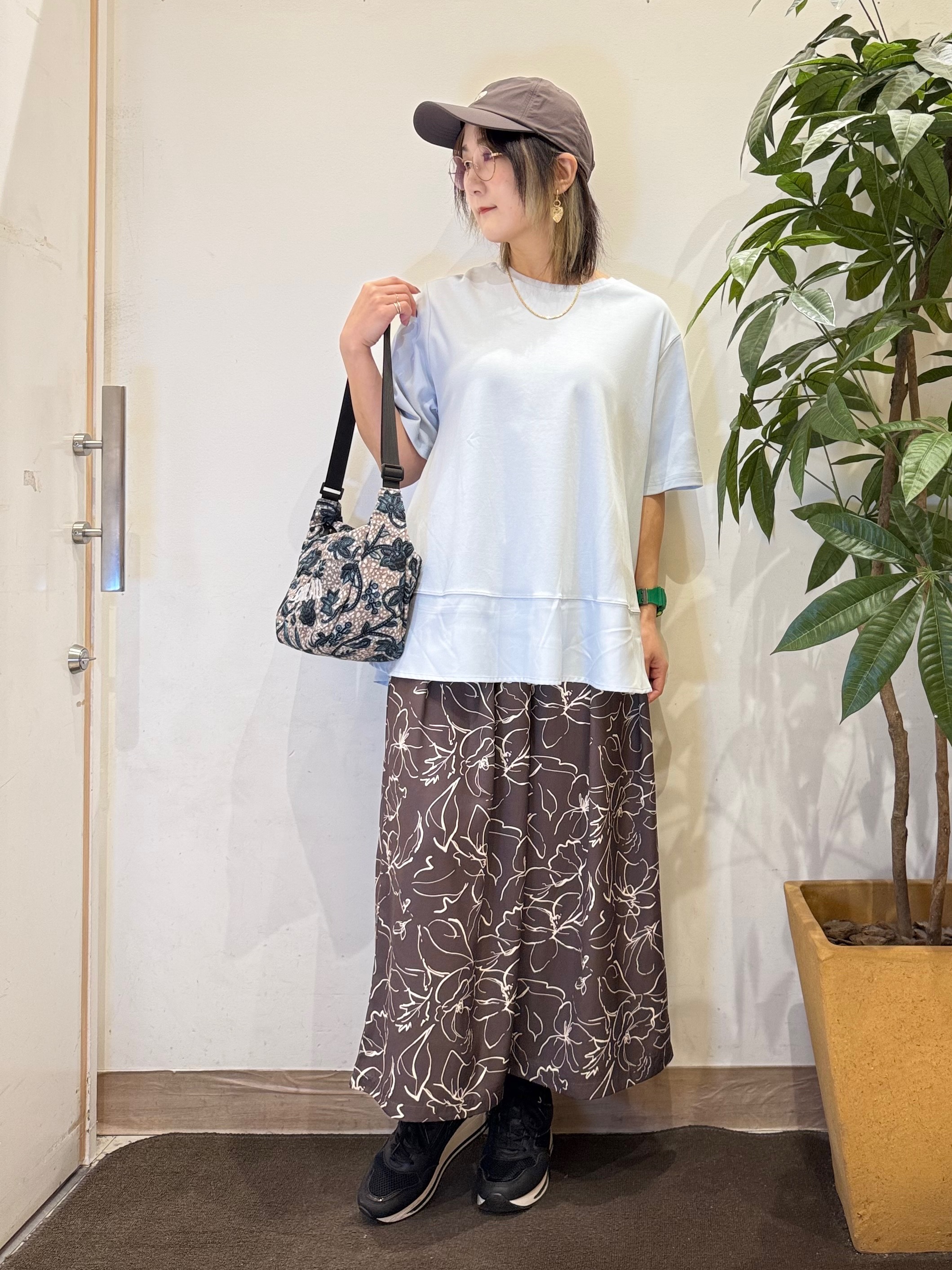 misakiさんの「SHOO･LA･RUE｜【ひんやり/UV/抗菌防臭】体型カバーも叶う 裾切り替えAライントップス」を使ったコーディネート