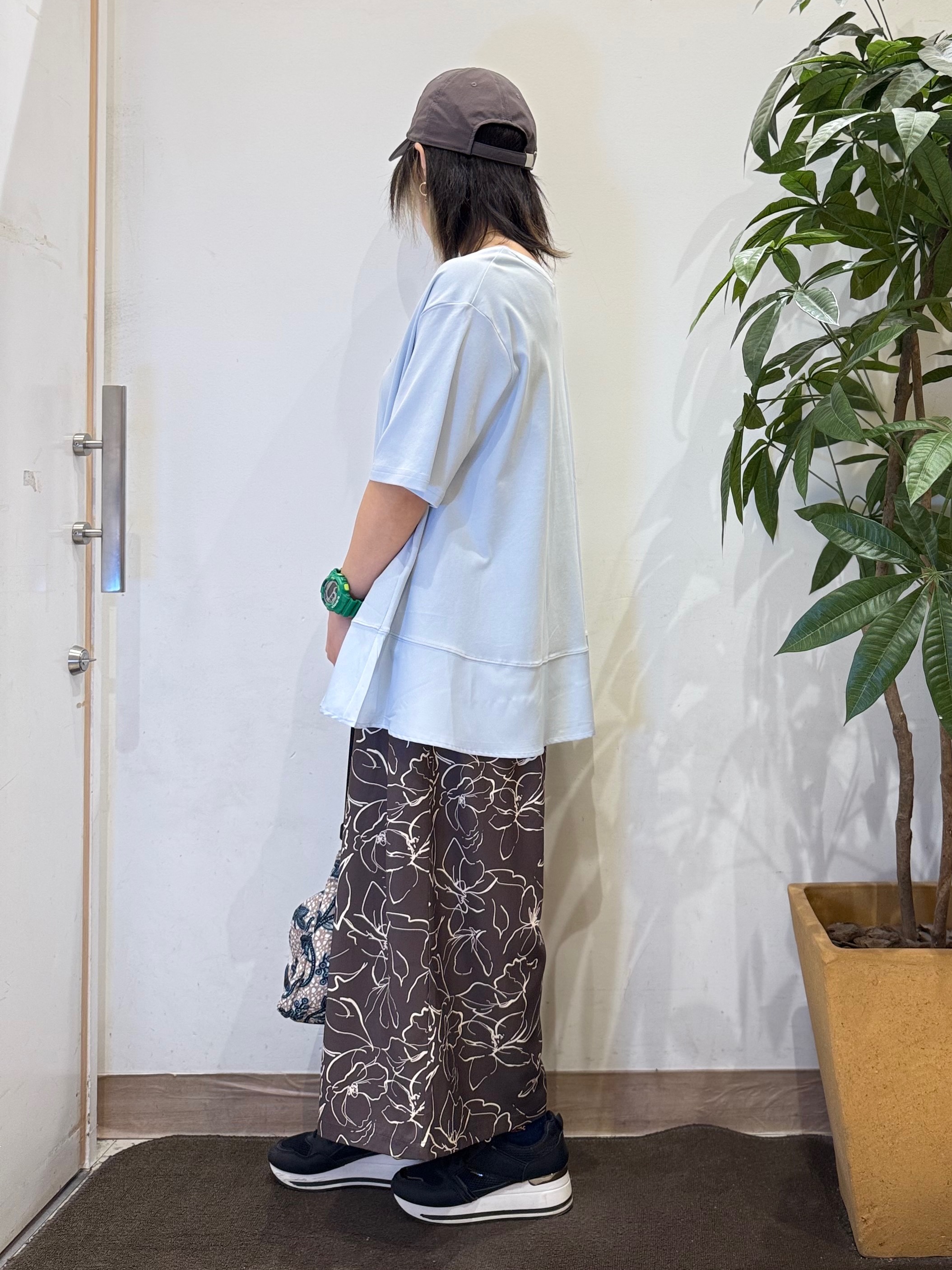misakiさんの「SHOO･LA･RUE｜【ひんやり/UV/抗菌防臭】体型カバーも叶う 裾切り替えAライントップス」を使ったコーディネート
